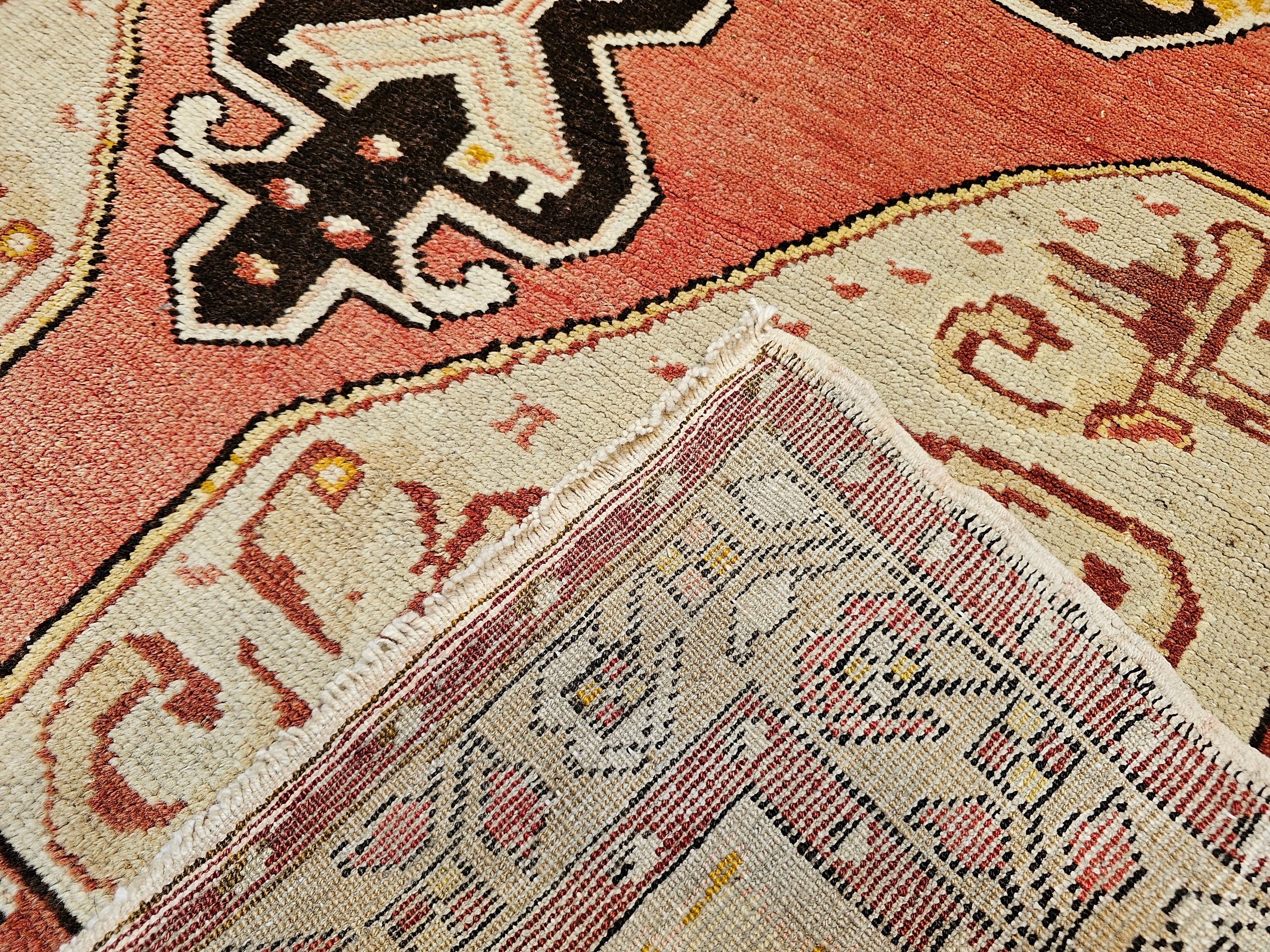 Blassrosa, Braun, Elfenbein: Türkischer Vintage-Oushak-Teppich im Angebot 4