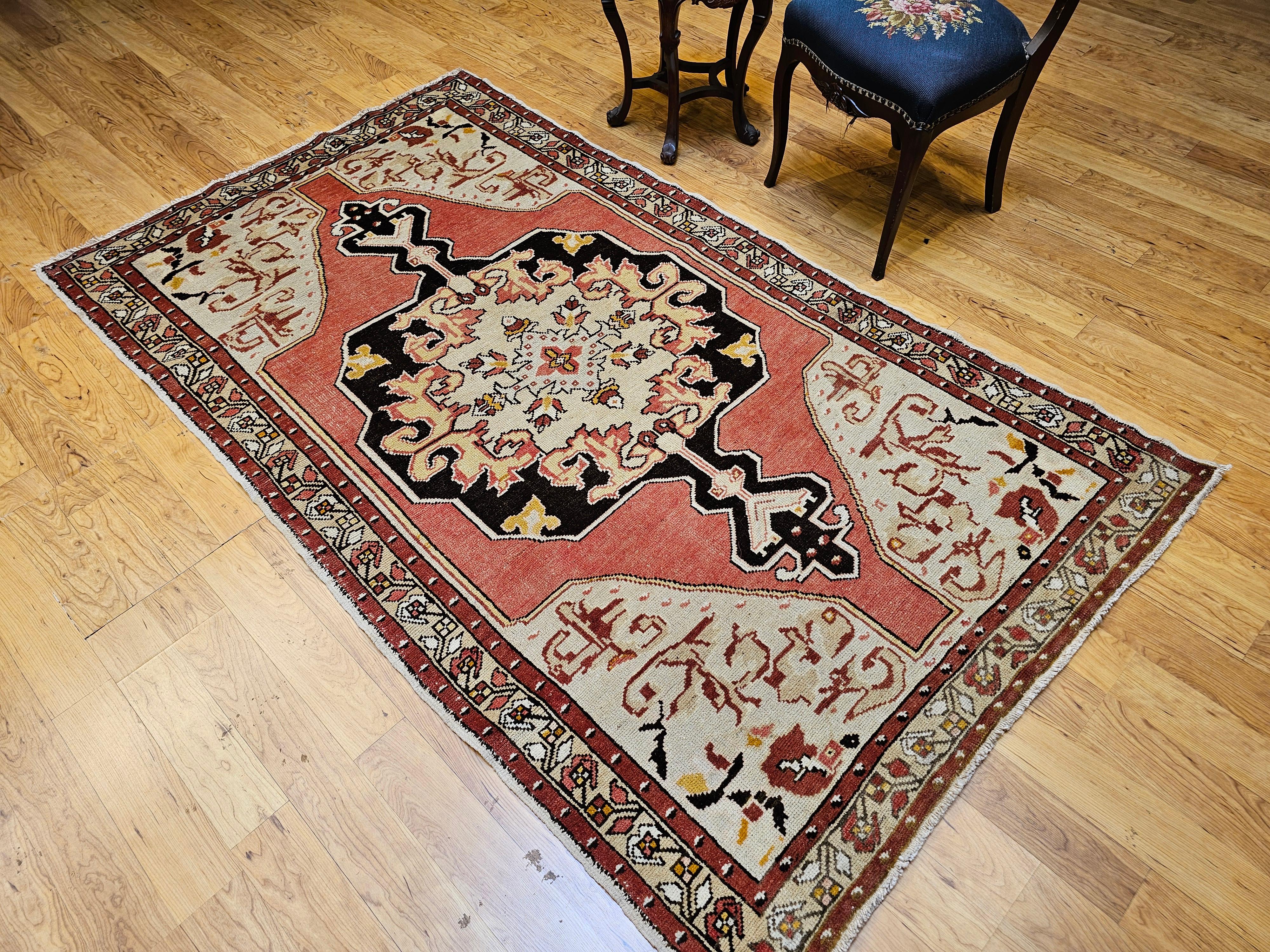 Blassrosa, Braun, Elfenbein: Türkischer Vintage-Oushak-Teppich im Angebot 5