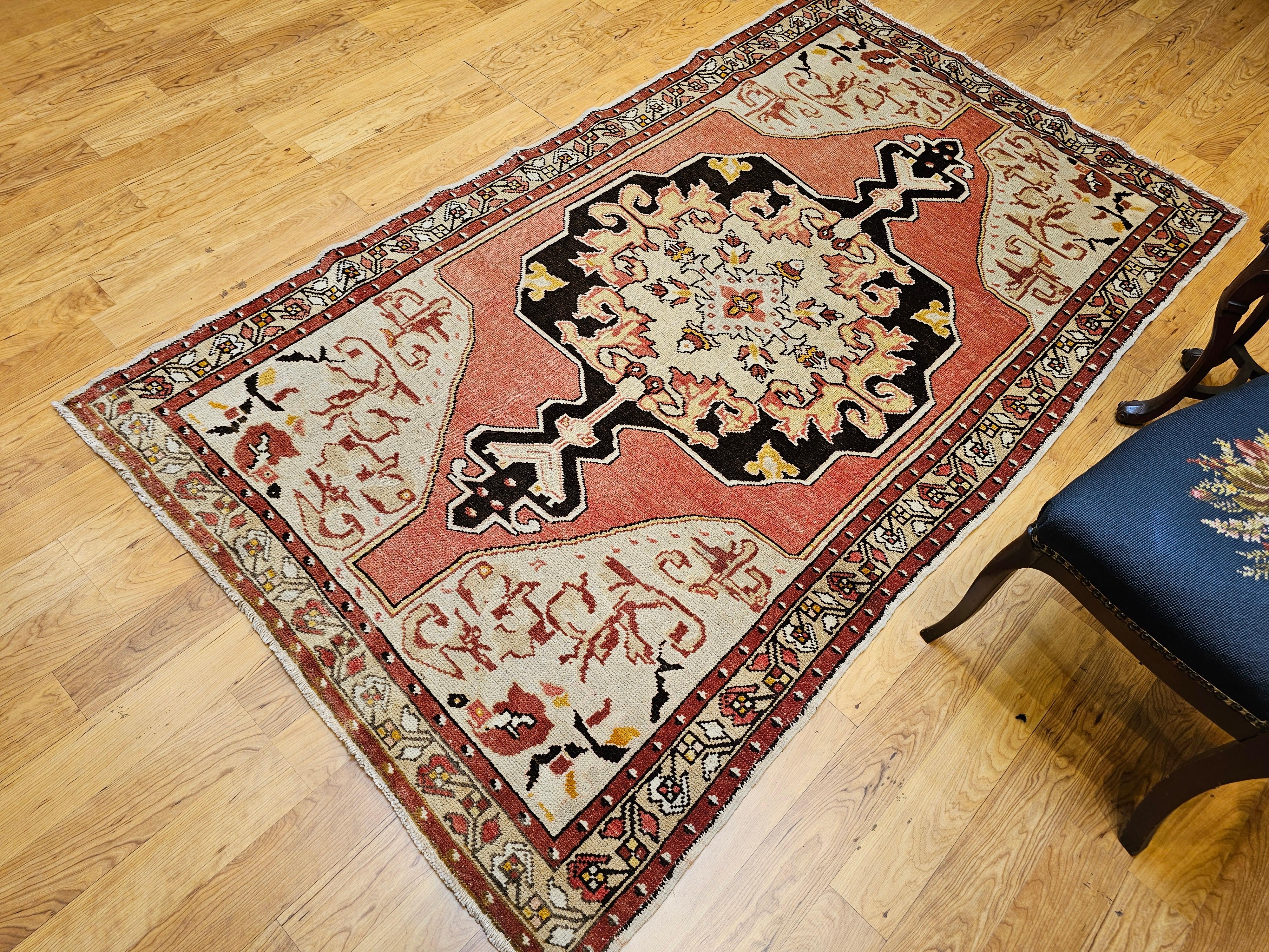 Blassrosa, Braun, Elfenbein: Türkischer Vintage-Oushak-Teppich im Angebot 7