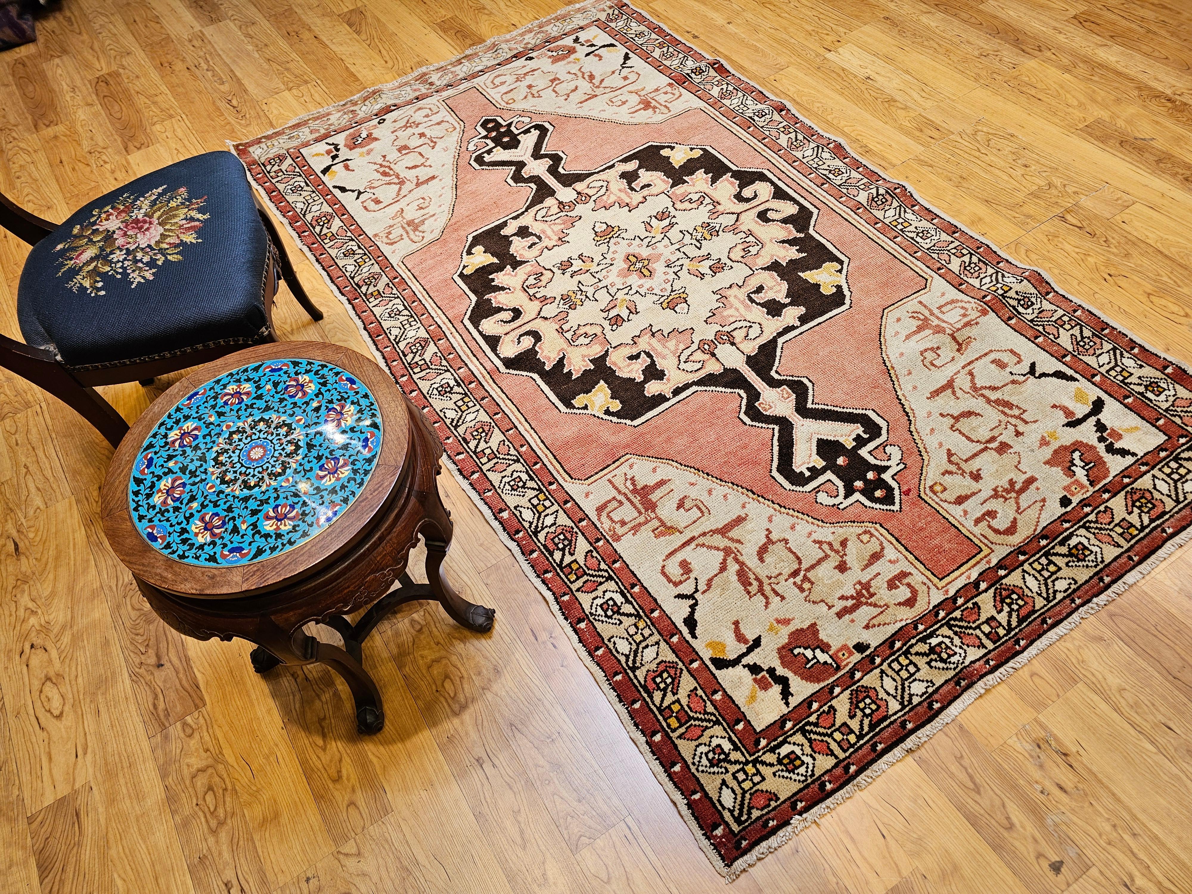 Blassrosa, Braun, Elfenbein: Türkischer Vintage-Oushak-Teppich im Angebot 9