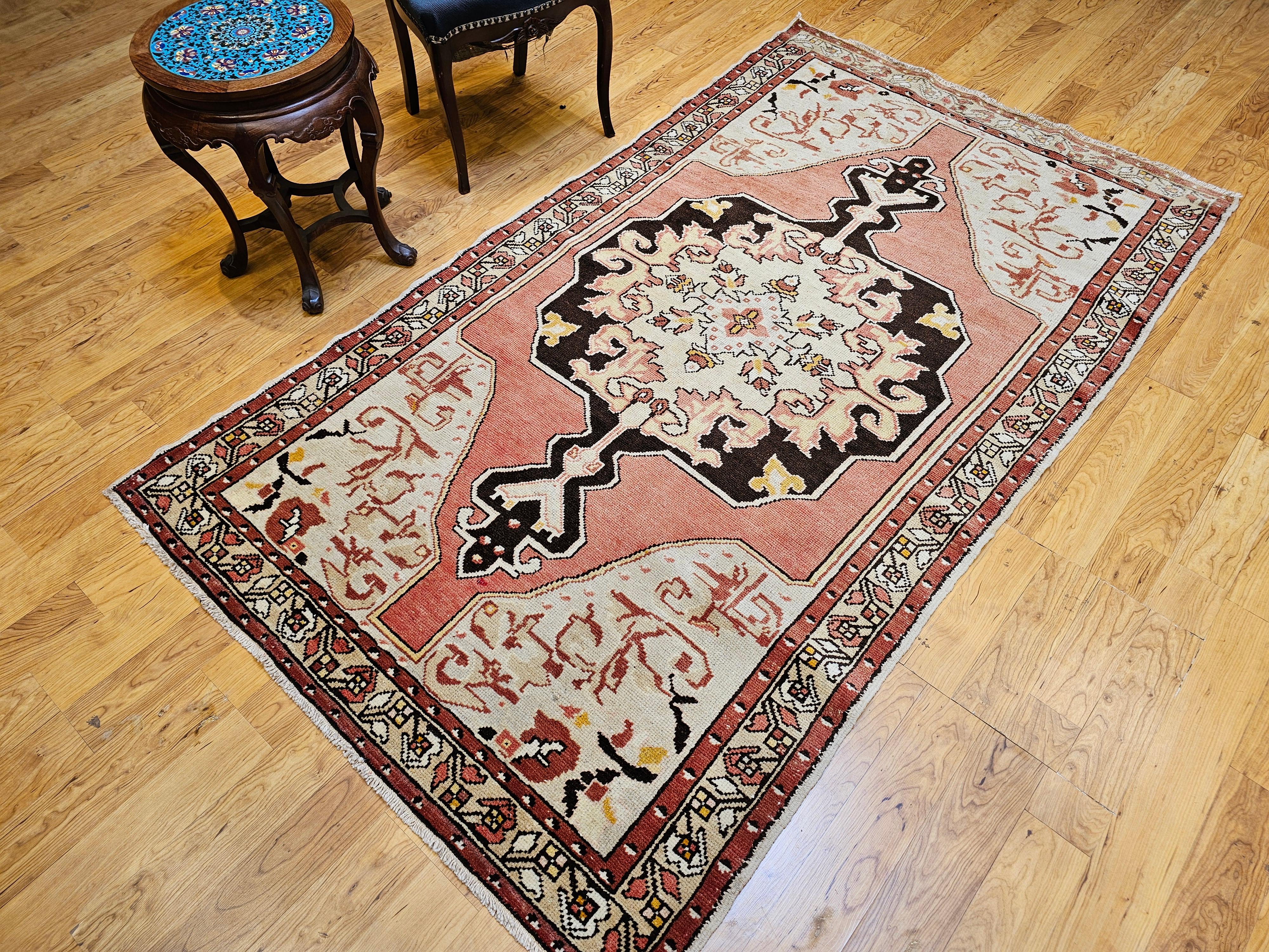 Blassrosa, Braun, Elfenbein: Türkischer Vintage-Oushak-Teppich im Angebot 11