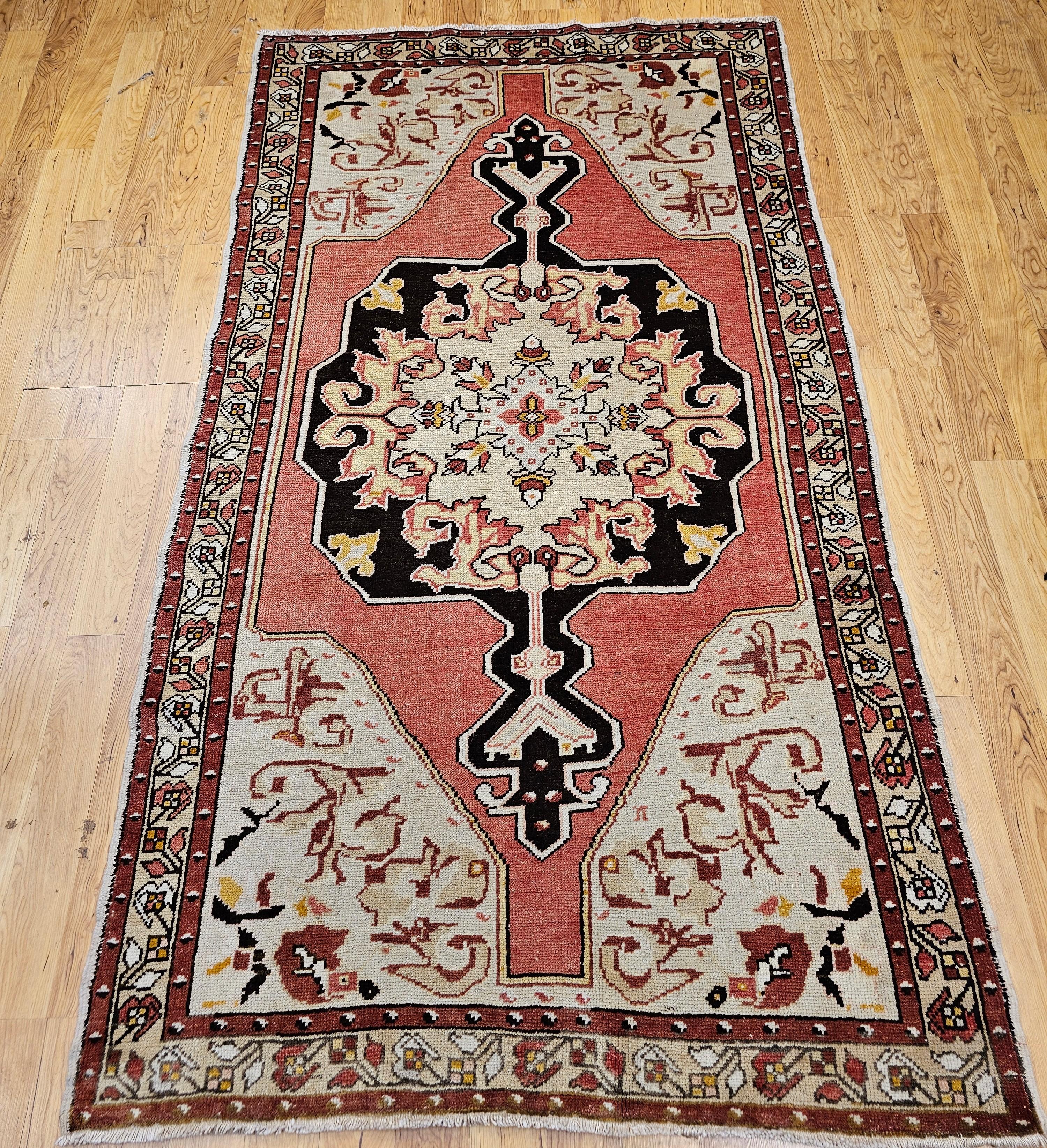 Blassrosa, Braun, Elfenbein: Türkischer Vintage-Oushak-Teppich im Angebot 12