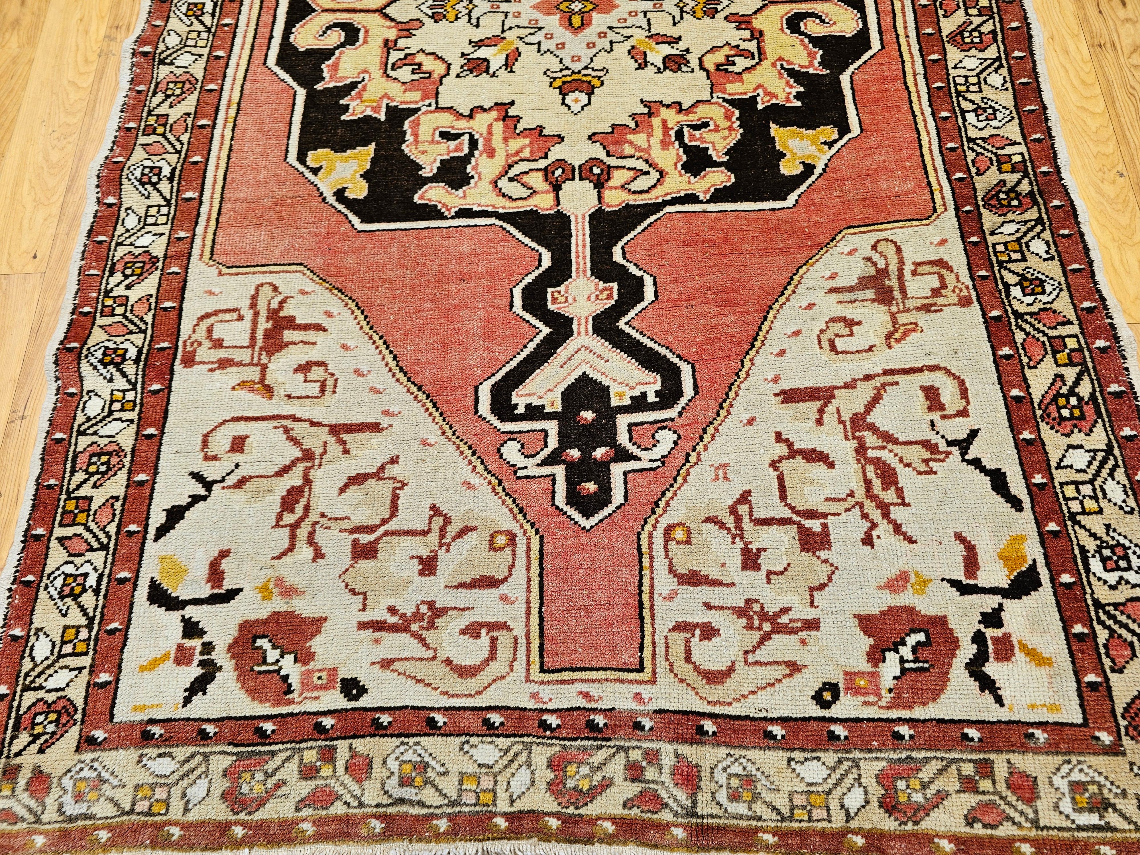 Blassrosa, Braun, Elfenbein: Türkischer Vintage-Oushak-Teppich (Frühes 20. Jahrhundert) im Angebot