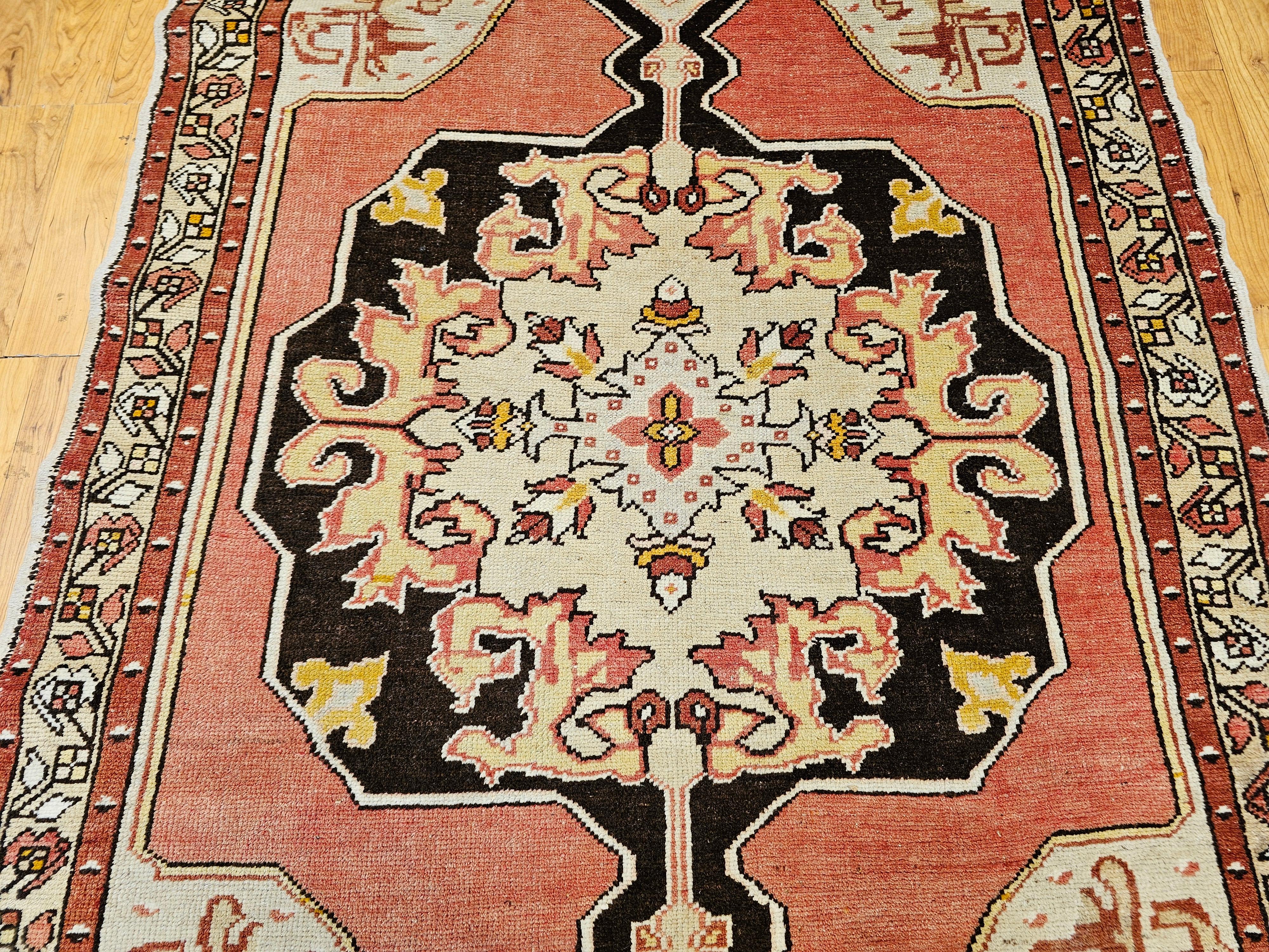 Blassrosa, Braun, Elfenbein: Türkischer Vintage-Oushak-Teppich im Zustand „Gut“ im Angebot in Barrington, IL