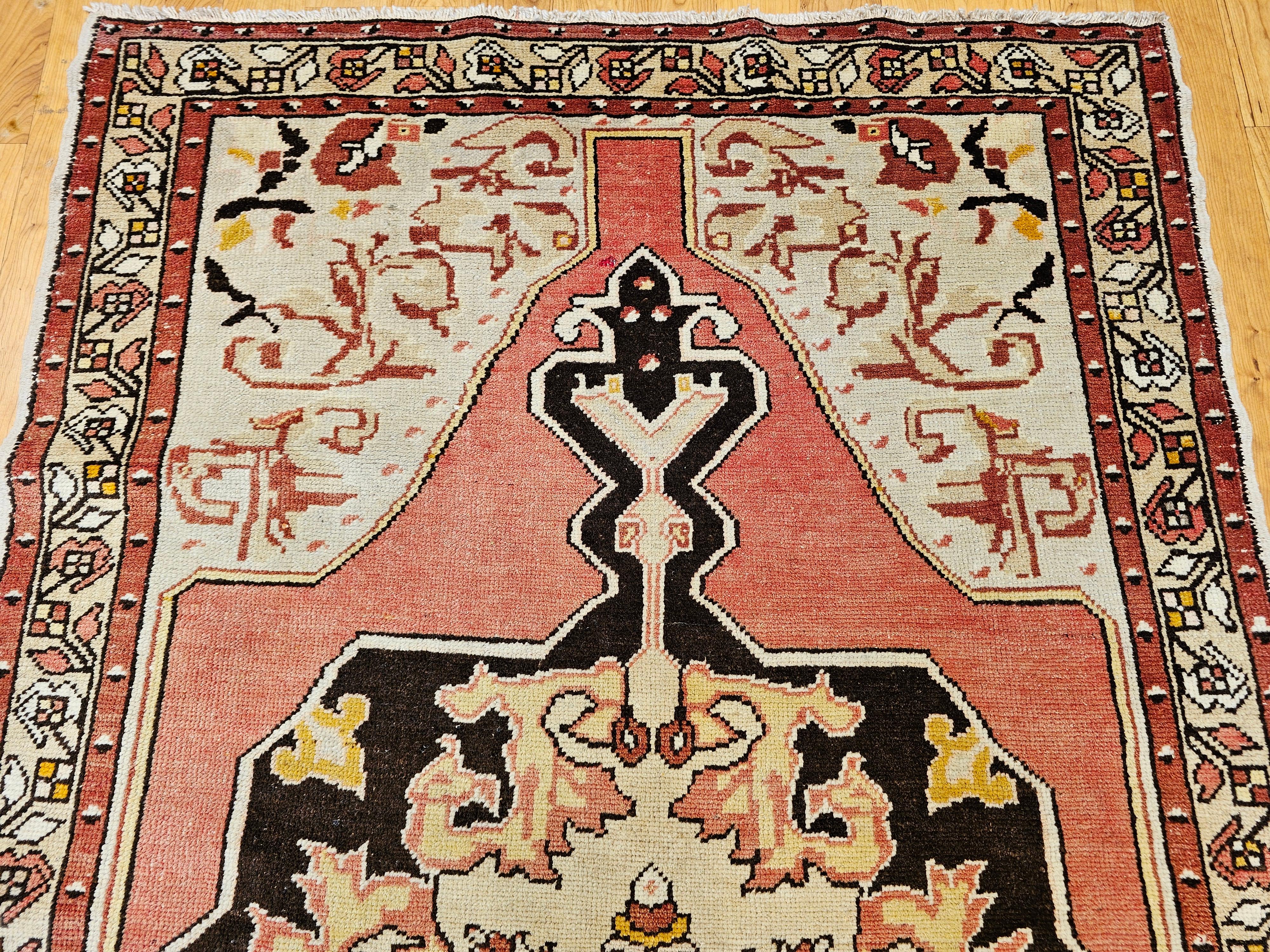 Blassrosa, Braun, Elfenbein: Türkischer Vintage-Oushak-Teppich (Pflanzlich gefärbt) im Angebot