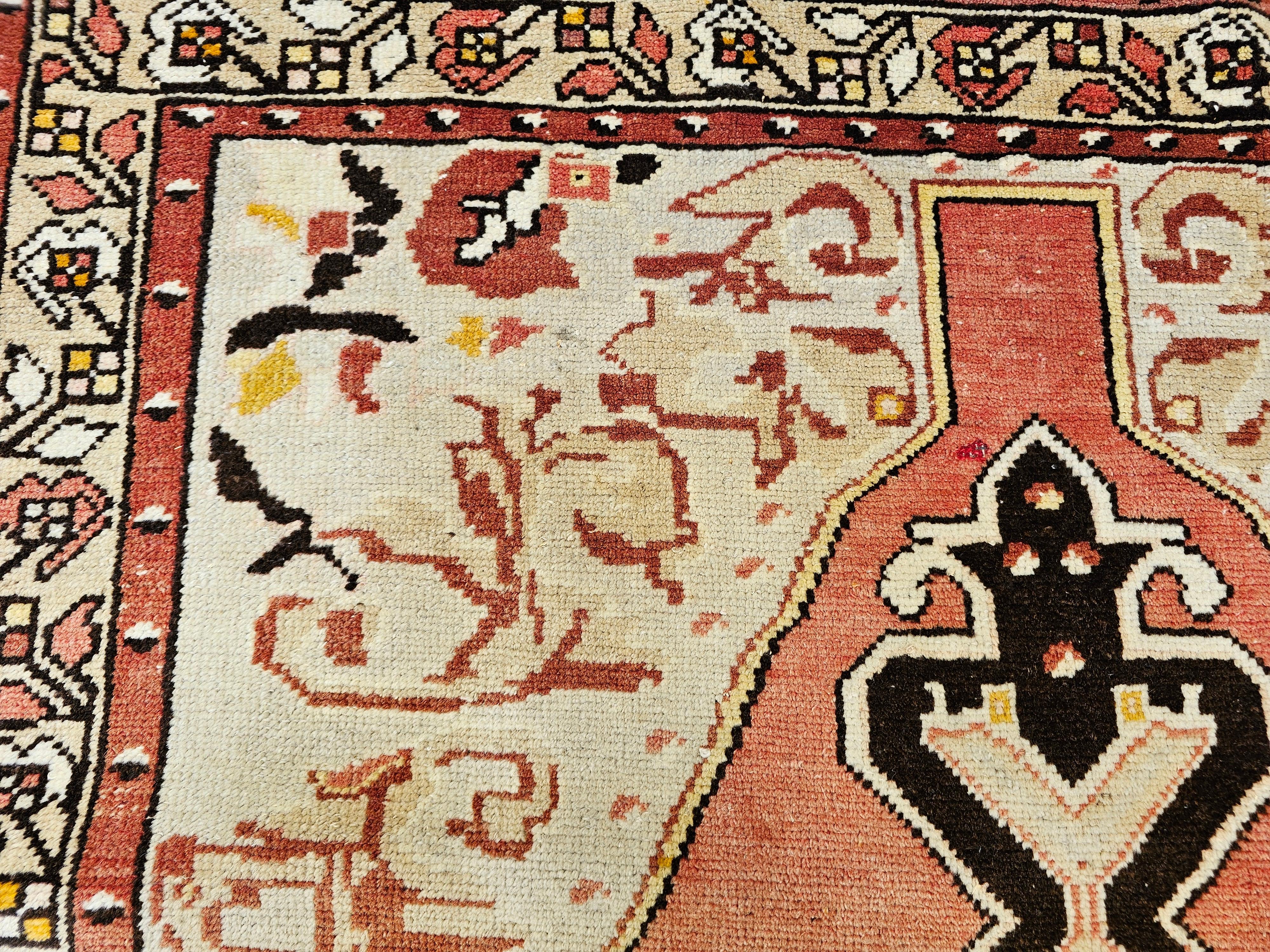 Blassrosa, Braun, Elfenbein: Türkischer Vintage-Oushak-Teppich (Wolle) im Angebot