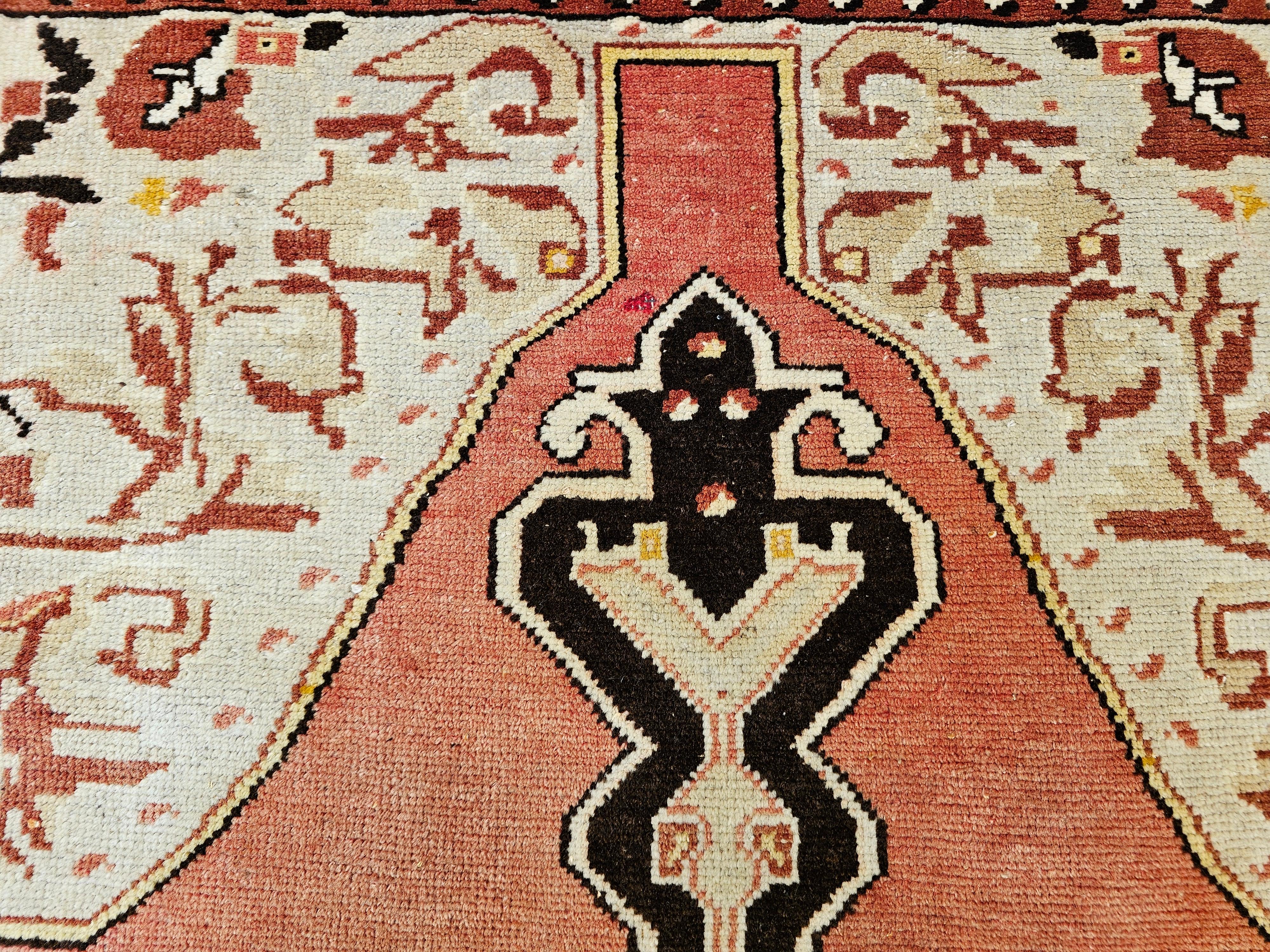 Blassrosa, Braun, Elfenbein: Türkischer Vintage-Oushak-Teppich im Angebot 1