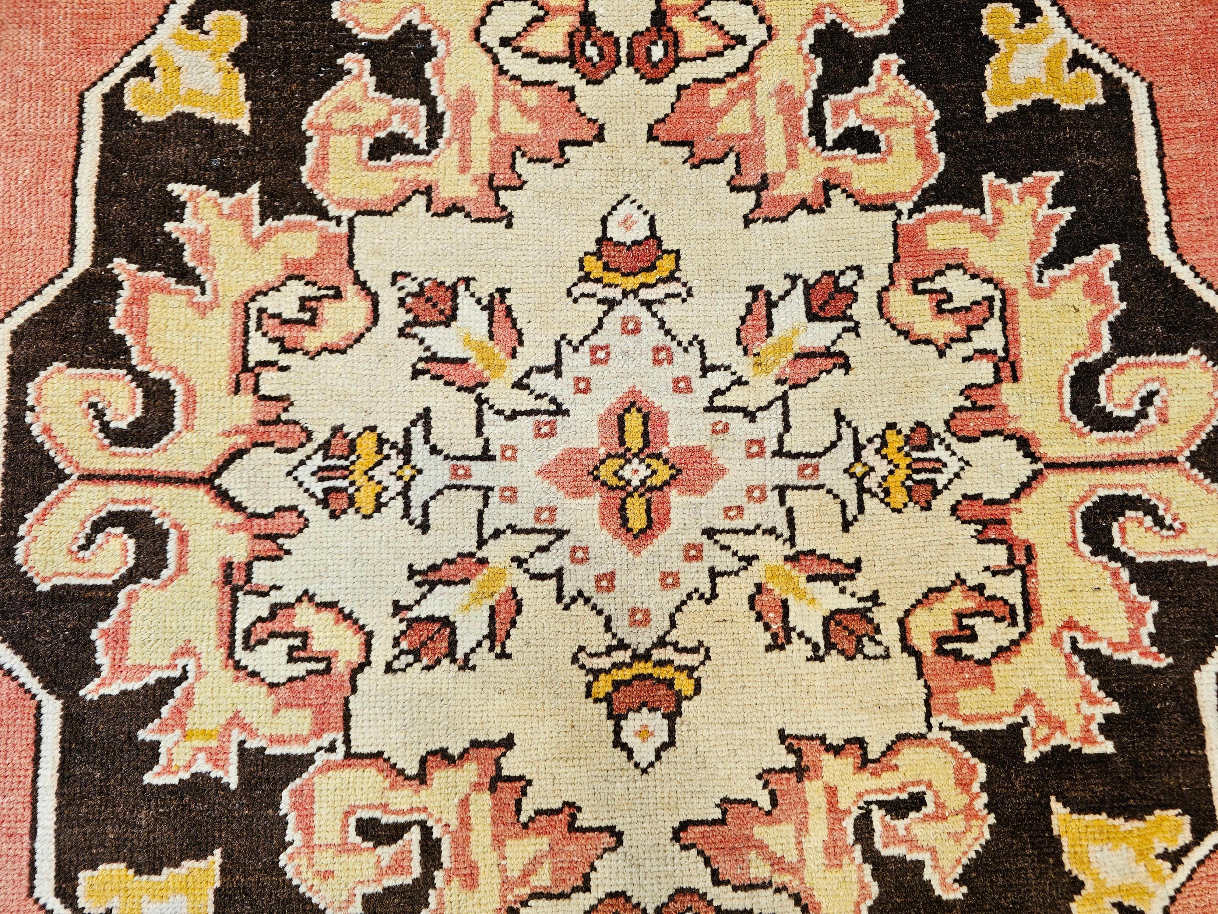 Blassrosa, Braun, Elfenbein: Türkischer Vintage-Oushak-Teppich im Angebot 2