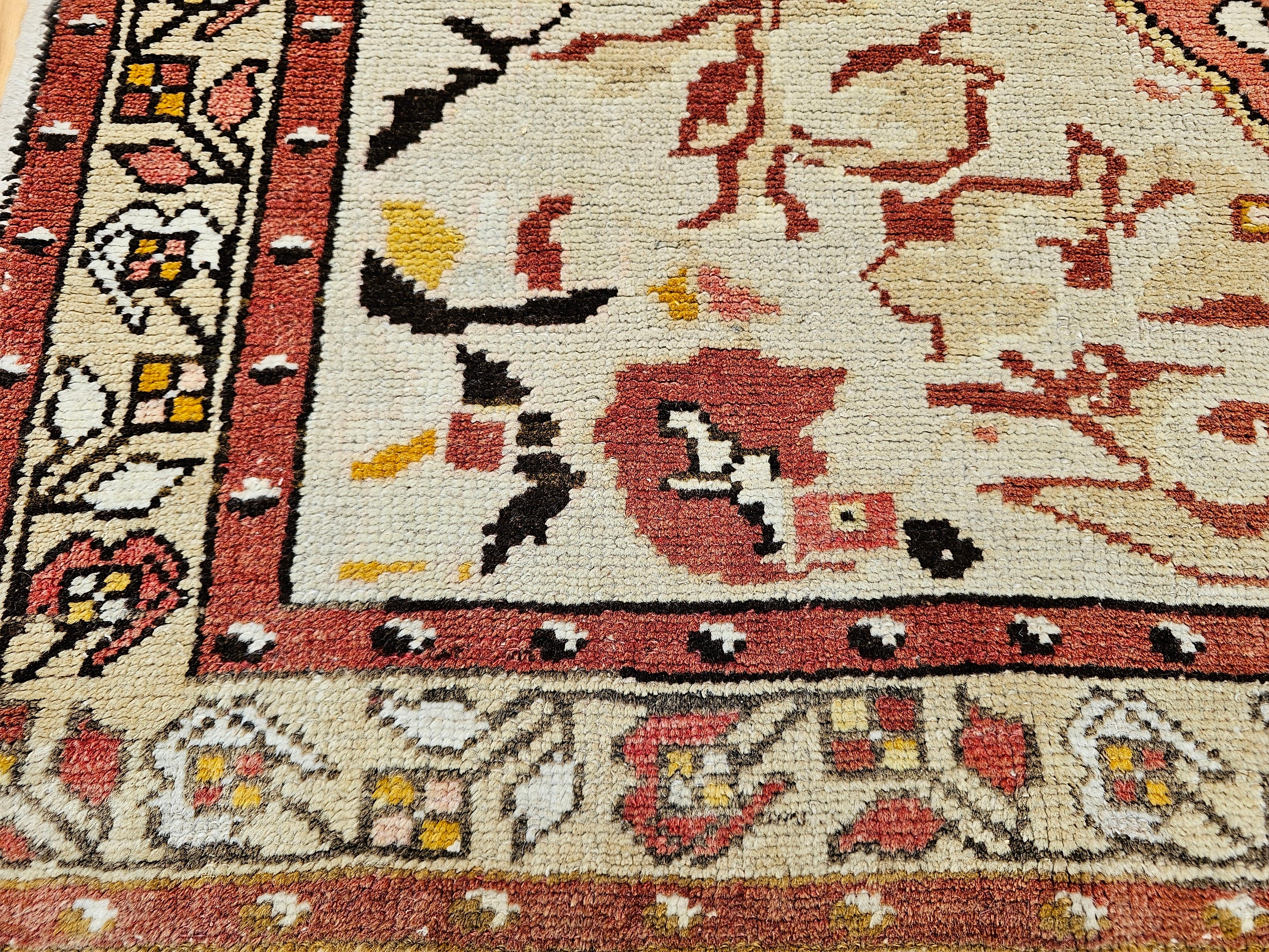 Blassrosa, Braun, Elfenbein: Türkischer Vintage-Oushak-Teppich im Angebot 3