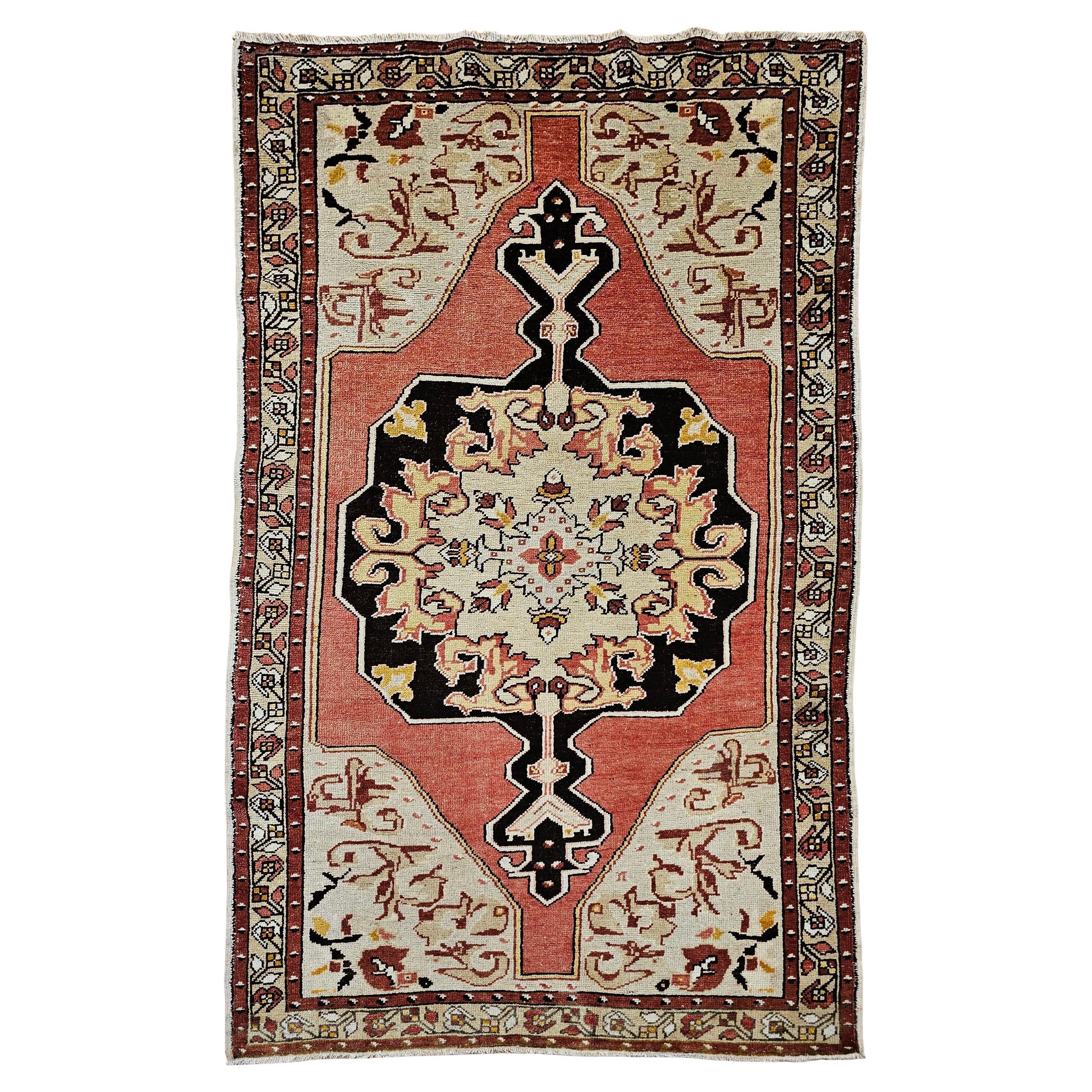 Tapis turc vintage Oushak de couleurs rose pâle, marron et ivoire