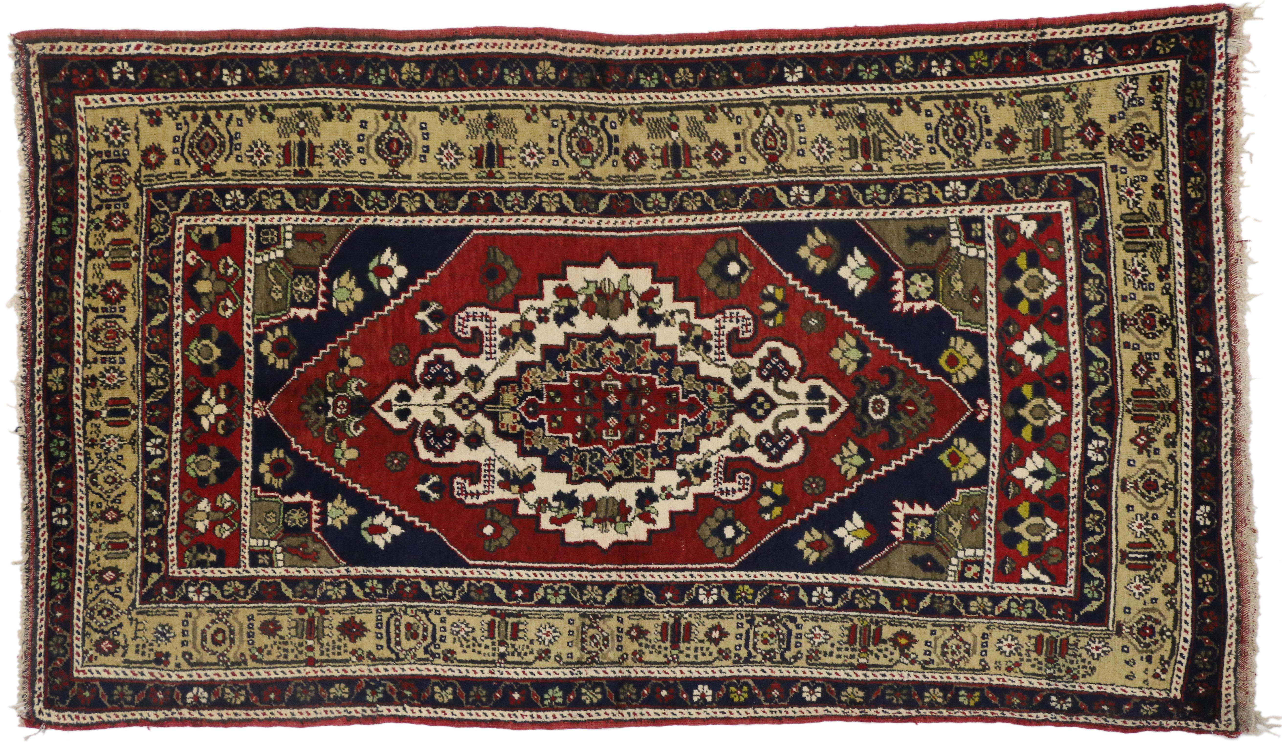 Noué à la main Tapis turc vintage d'Oushak avec tapis de style médiéval de luxe, large tapis de couloir en vente
