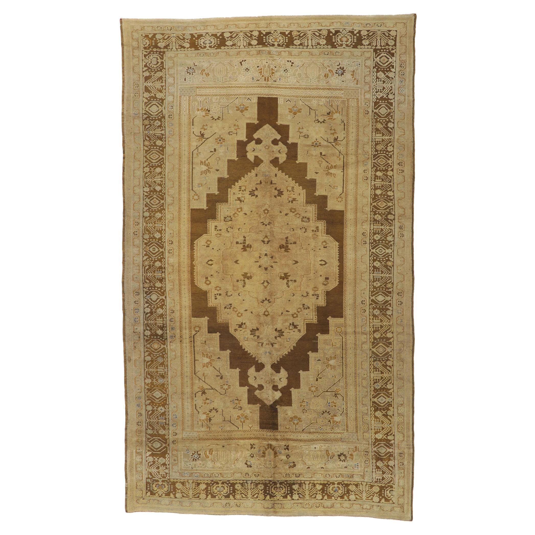 Türkischer Oushak-Teppich im Vintage-Stil in warmen Erdtönen