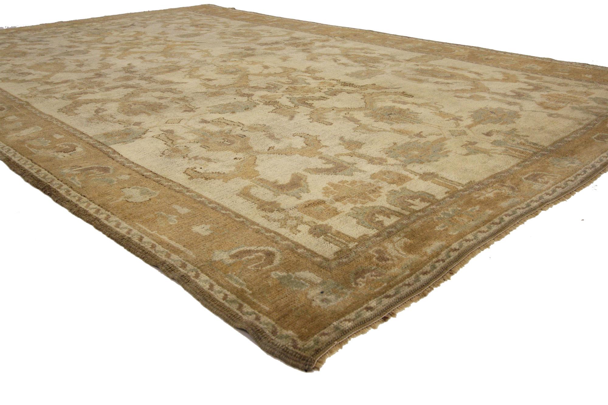 73744 Tappeto Oushak turco vintage con colori neutri, 05'06 x 08'09. Questo tappeto Oushak vintage in lana annodato a mano presenta un motivo all-over composto da foglie di falce ricurve e seghettate, viticci di foglie, fiori stilizzati, palmette e