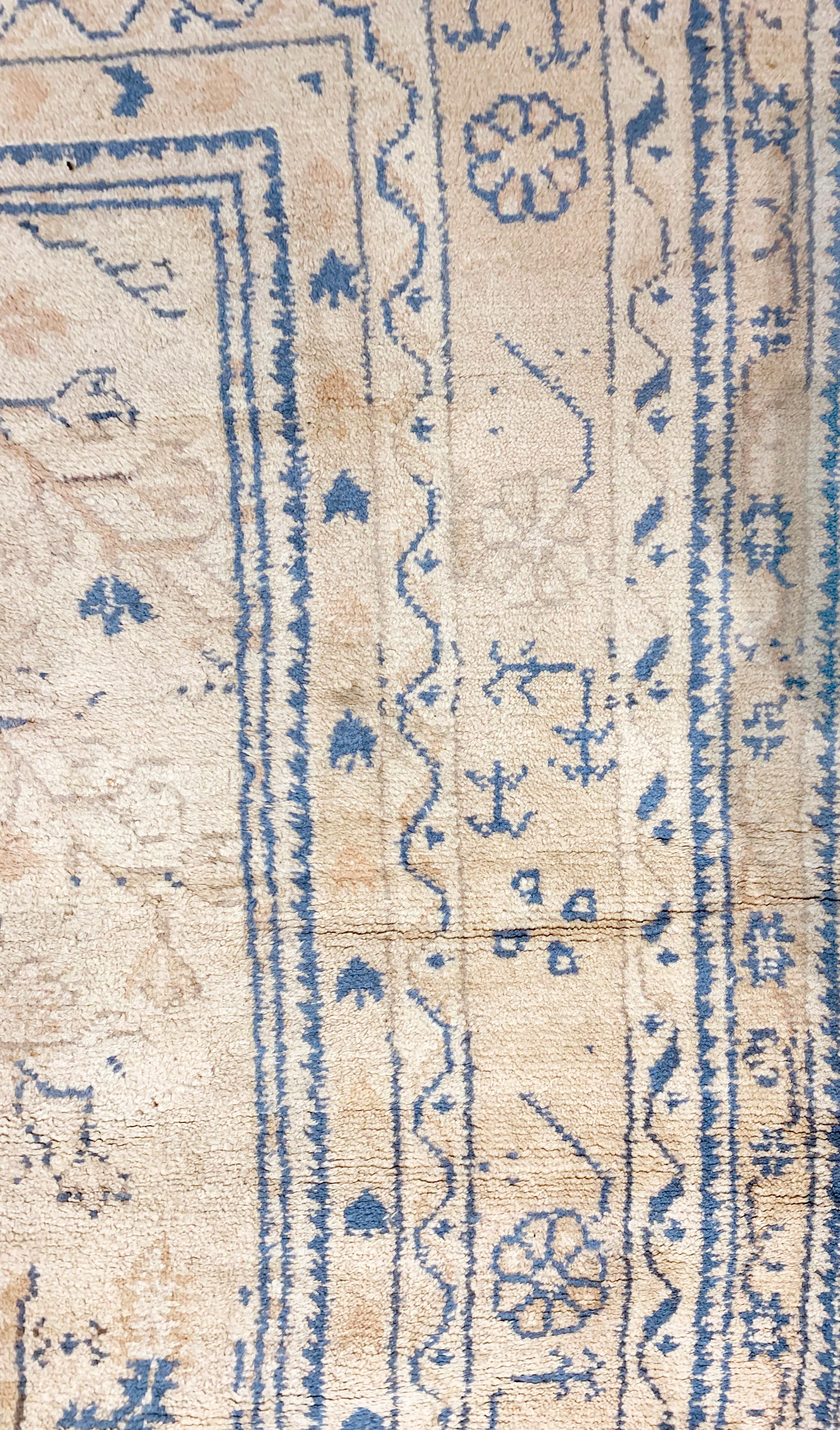 Vintage Türkisch Oushak Teppich 9'8 x 14'10. Die Oushaks sind bekannt für ihre sanften Farben in Kombination mit exzentrischen Zeichnungen. Die relativ grobe Webart, hier auf Wollbasis, führt dazu, dass Weinreben und Äste eher gebogen und gebrochen