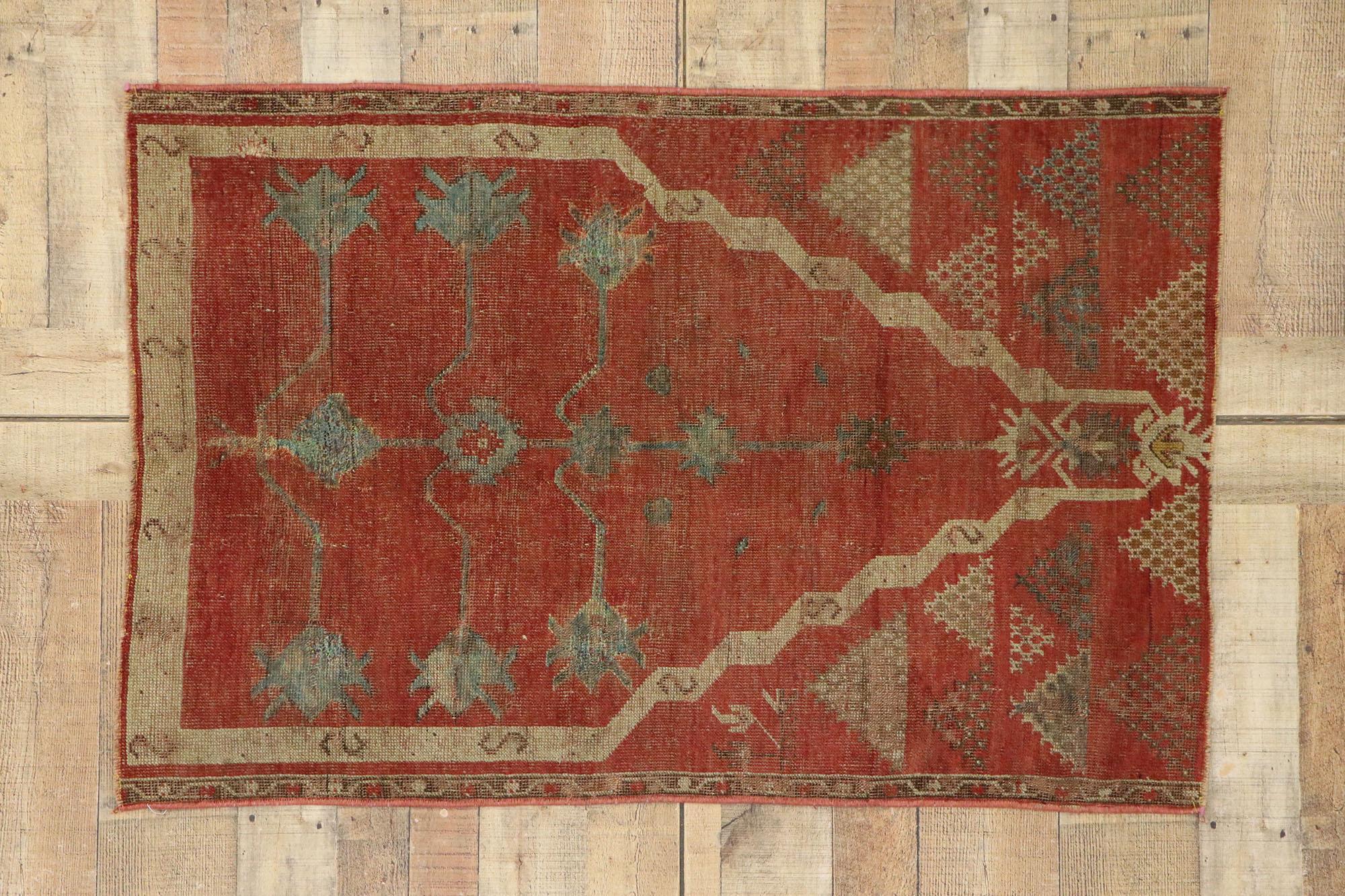 1940’s Turkish Oushak Carpet with Traditional Style For Sale 3