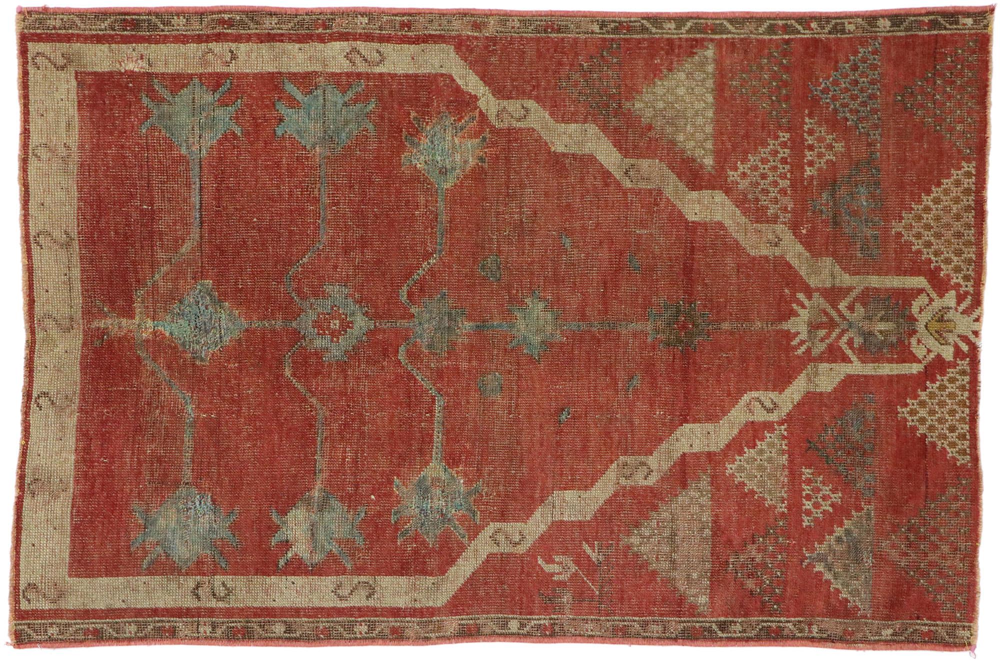 1940’s Turkish Oushak Carpet with Traditional Style For Sale 4