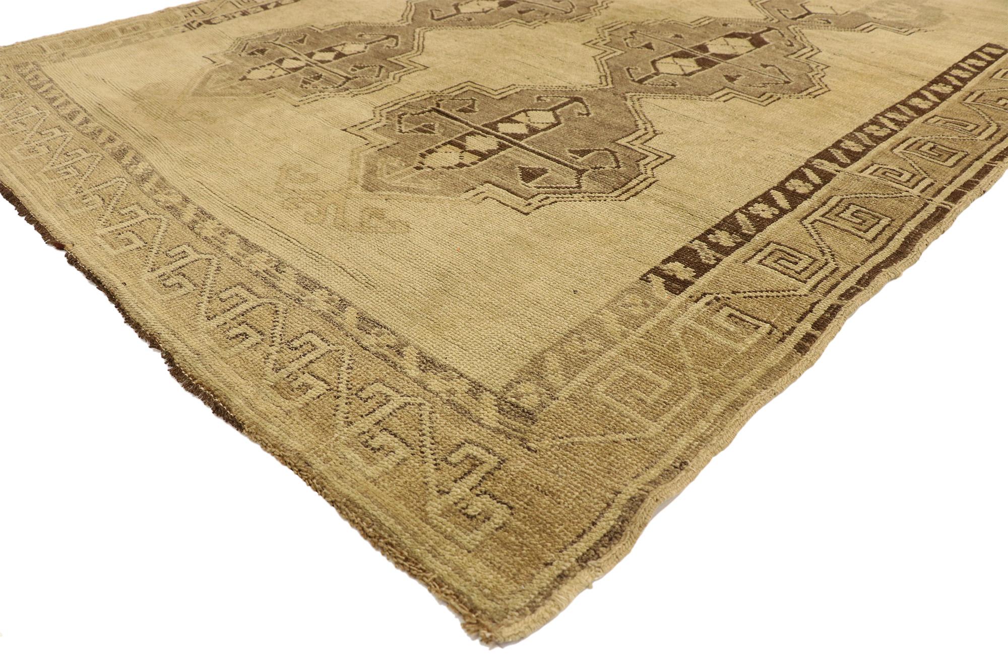50743 Vintage Turkish Oushak Rug, 05'00 x 14'00. Die türkischen Oushak-Teppiche mit ihrem antiken Charme und ihren gedämpften Farben werden einem sorgfältigen Waschprozess unterzogen, der ihre Textur und ihren Flor schützt. Durch diese schonende
