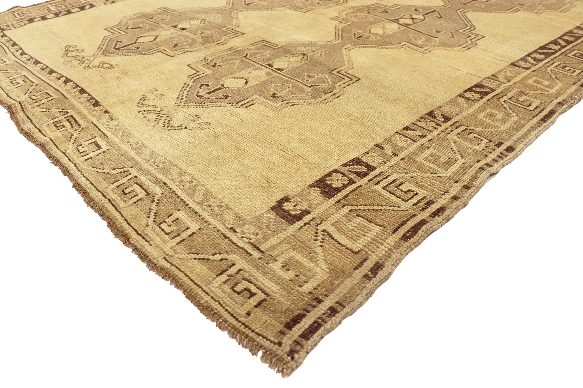 50744 Vintage Turkish Oushak Rug, 05'02 x 14'08. Die türkischen Oushak-Teppiche mit ihrem antiken Charme und ihren dezenten Farben werden einem sorgfältigen Waschprozess unterzogen, der ihre Textur und ihren Flor bewahrt. Durch diese schonende