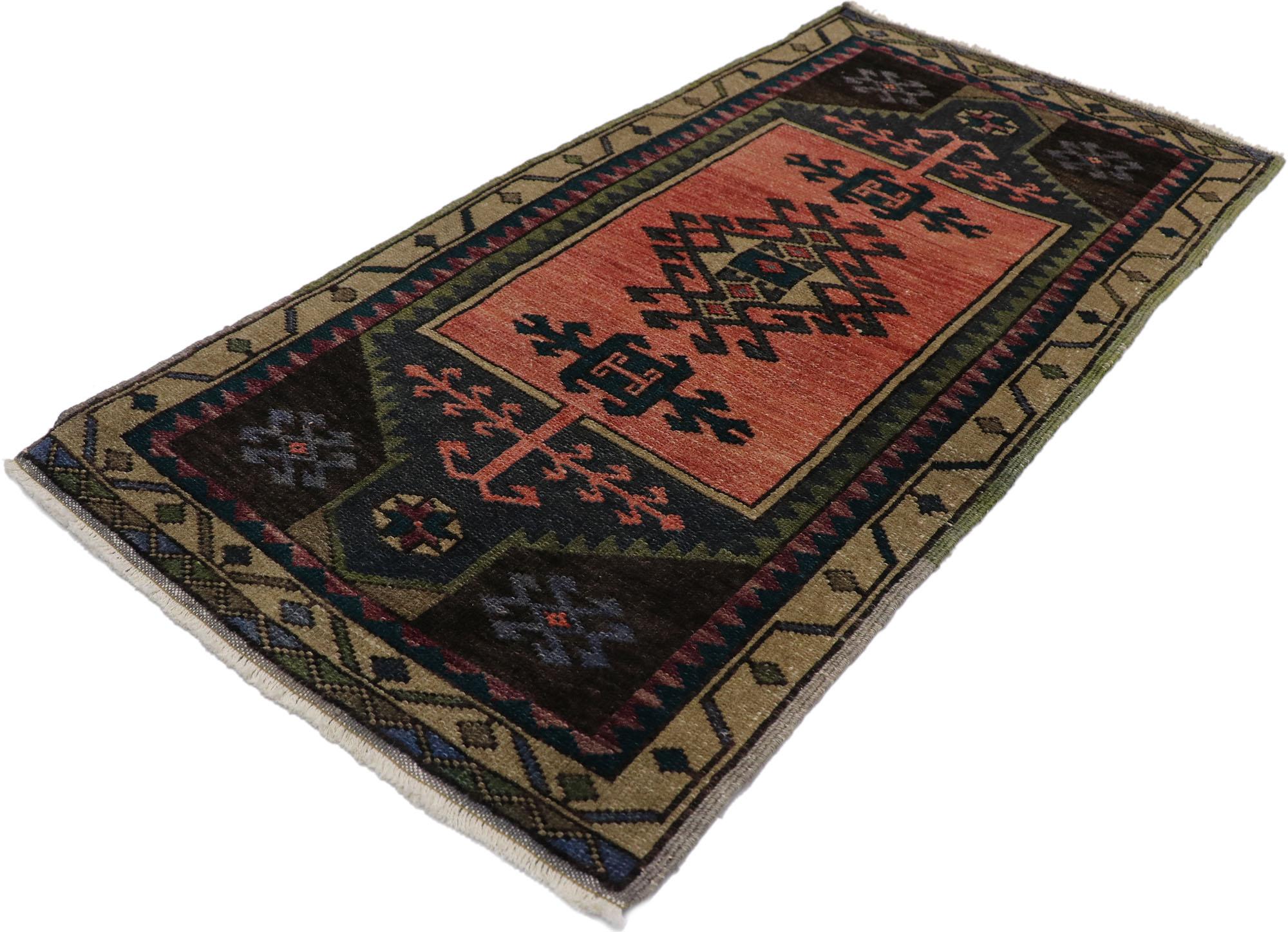 53648 Türkischer Oushak-Teppich Vintage, 01'09 x 03'06. Dieser handgeknüpfte türkische Oushak-Teppich aus Wolle im Vintage-Stil besticht durch ein auffälliges Zusammenspiel von Farbe und Design, das eine zeitlose Anziehungskraft ausübt und fast