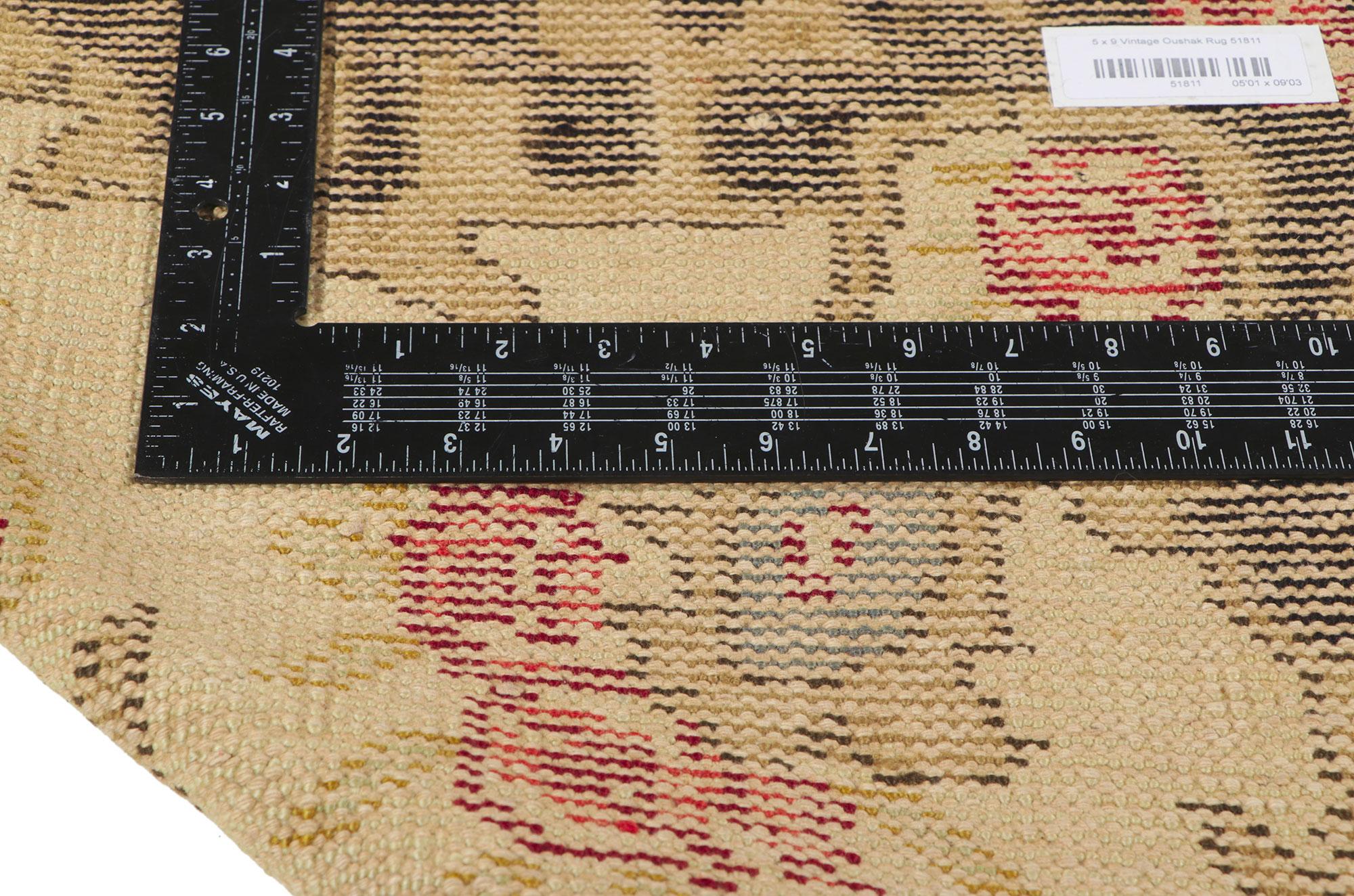 51811 Tappeto Vintage Oushak turco, 05'01 x 09'03. Questo tappeto vintage turco Oushak annodato a mano emana un'essenza regale, tessuta meticolosamente da abili artigiani. La sua composizione accattivante crea una superficie lucente che cattura la