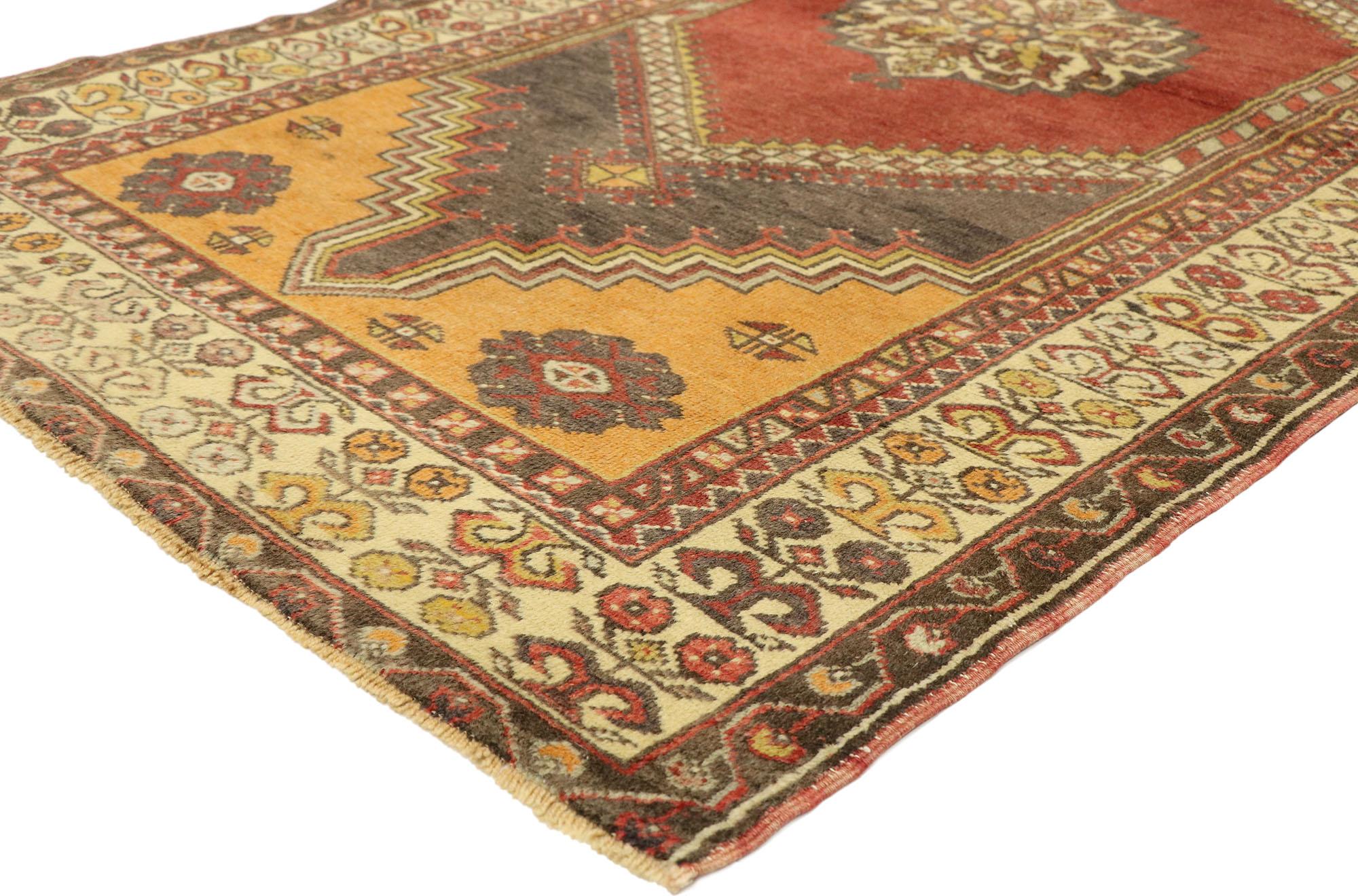 51391 Tapis Oushak turc vintage, 04'00 x 06'10. Ce tapis Oushak turc vintage en laine nouée à la main présente un jeu harmonieux de couleurs et de motifs, symbolisant l'union des contrastes au sein d'un tableau magnifiquement tissé. Le champ du