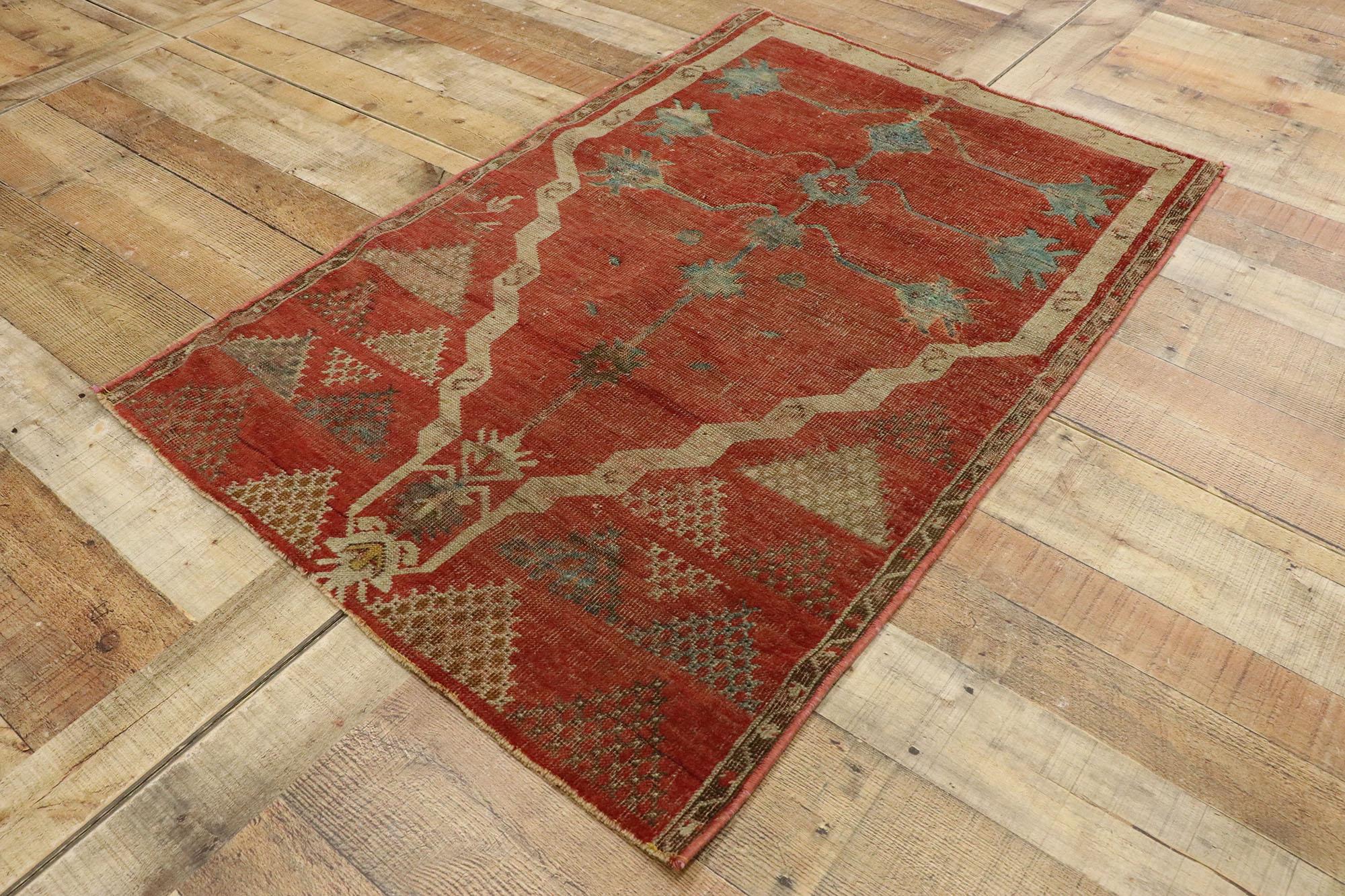 1940’s Turkish Oushak Carpet with Traditional Style For Sale 1