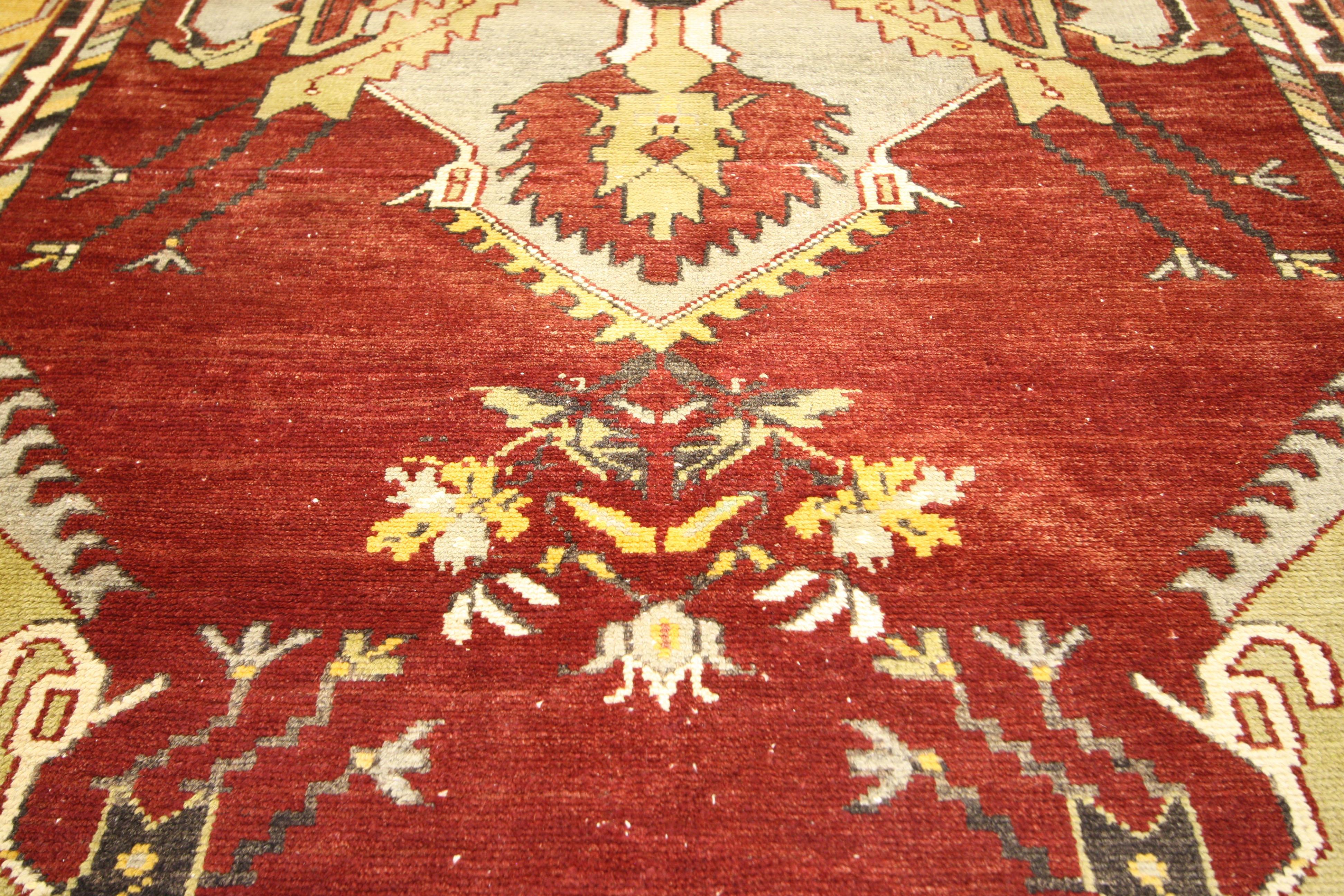 Vintage Turkish Oushak Gallery Rug, Hallway Runner with English Tudor Style In Good Condition For Sale In Dallas, TX