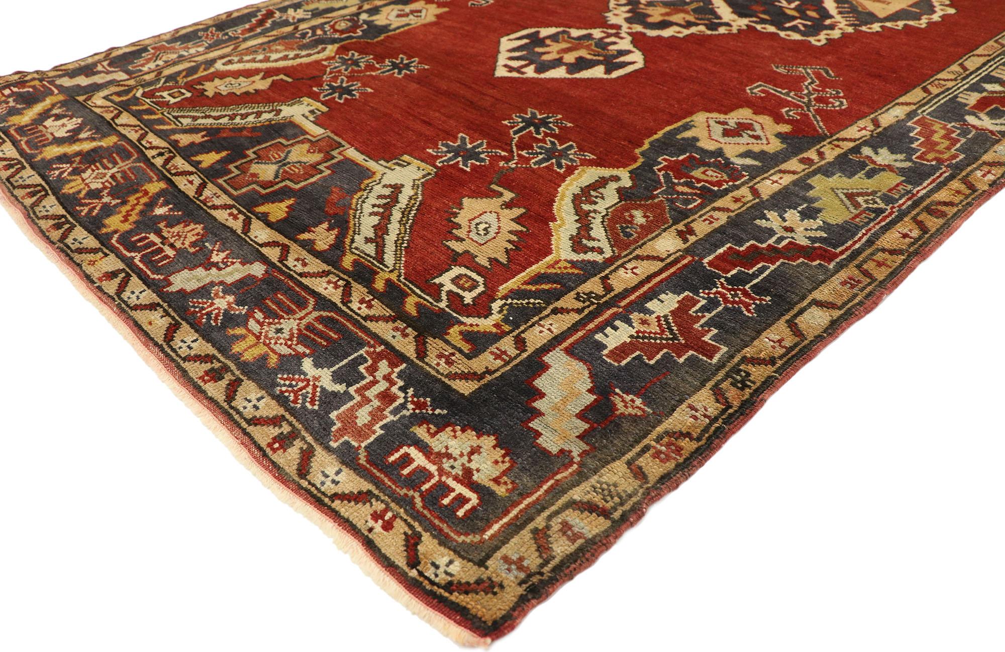 73738, chemin de tapis turc Oushak vintage de style Jacobean Tudor. Le style jacobéen rencontre la tradition anatolienne intemporelle de ce chemin de table Oushak turc vintage en laine noué à la main. Le champ rouge rubis abrasé présente deux