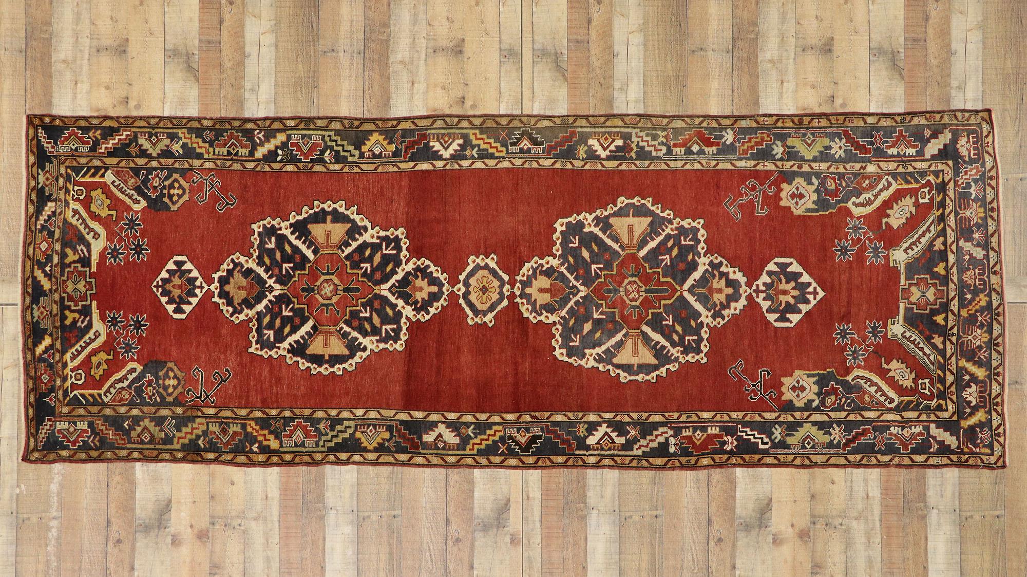 Türkischer Oushak-Teppichläufer aus den 1960er Jahren im Jacobean Tudor-Stil im Angebot 3