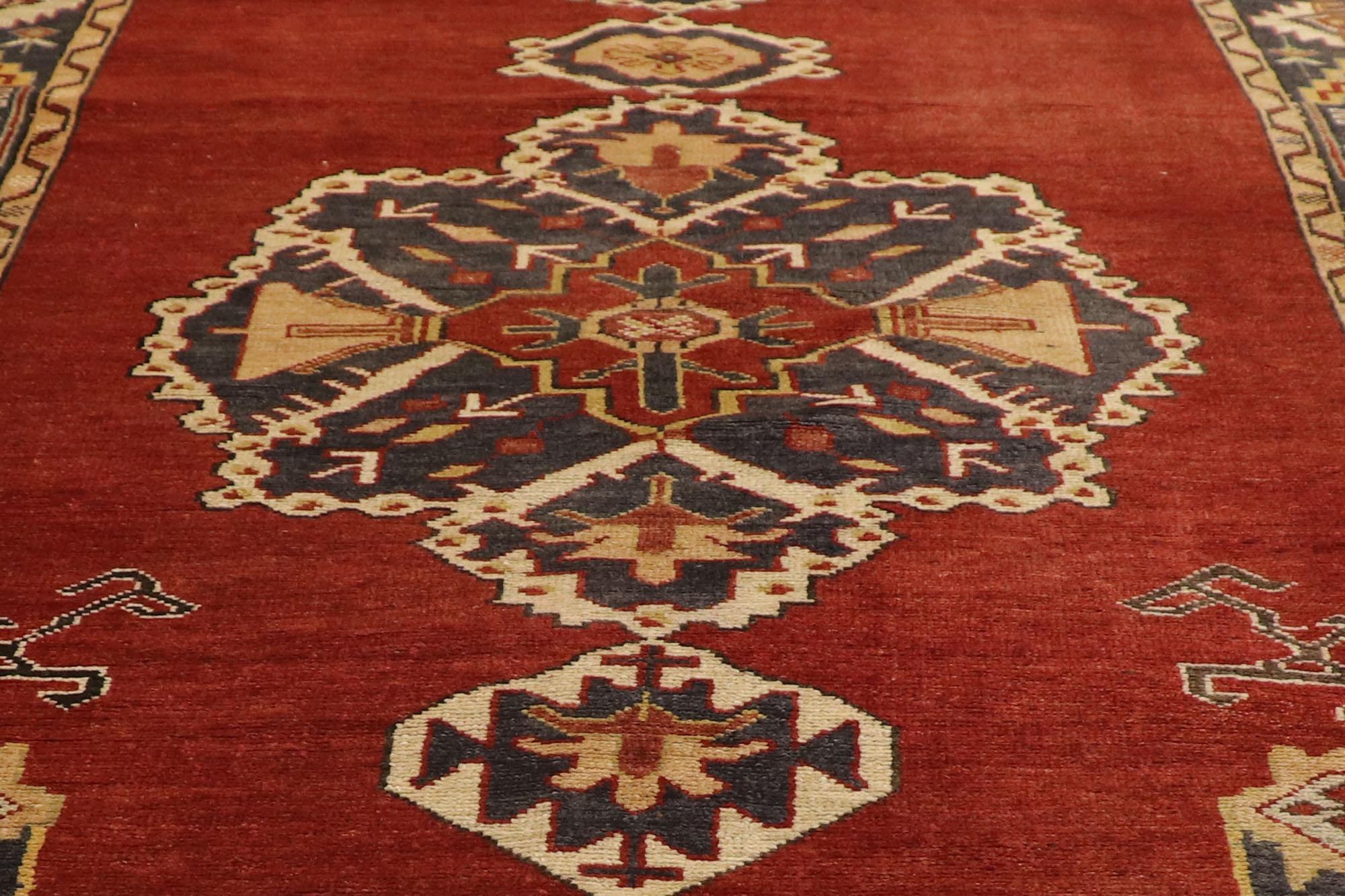 Türkischer Oushak-Teppichläufer aus den 1960er Jahren im Jacobean Tudor-Stil (20. Jahrhundert) im Angebot