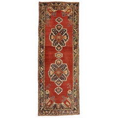 Tapis de couloir turc vintage Oushak avec style Tudor jacobéen