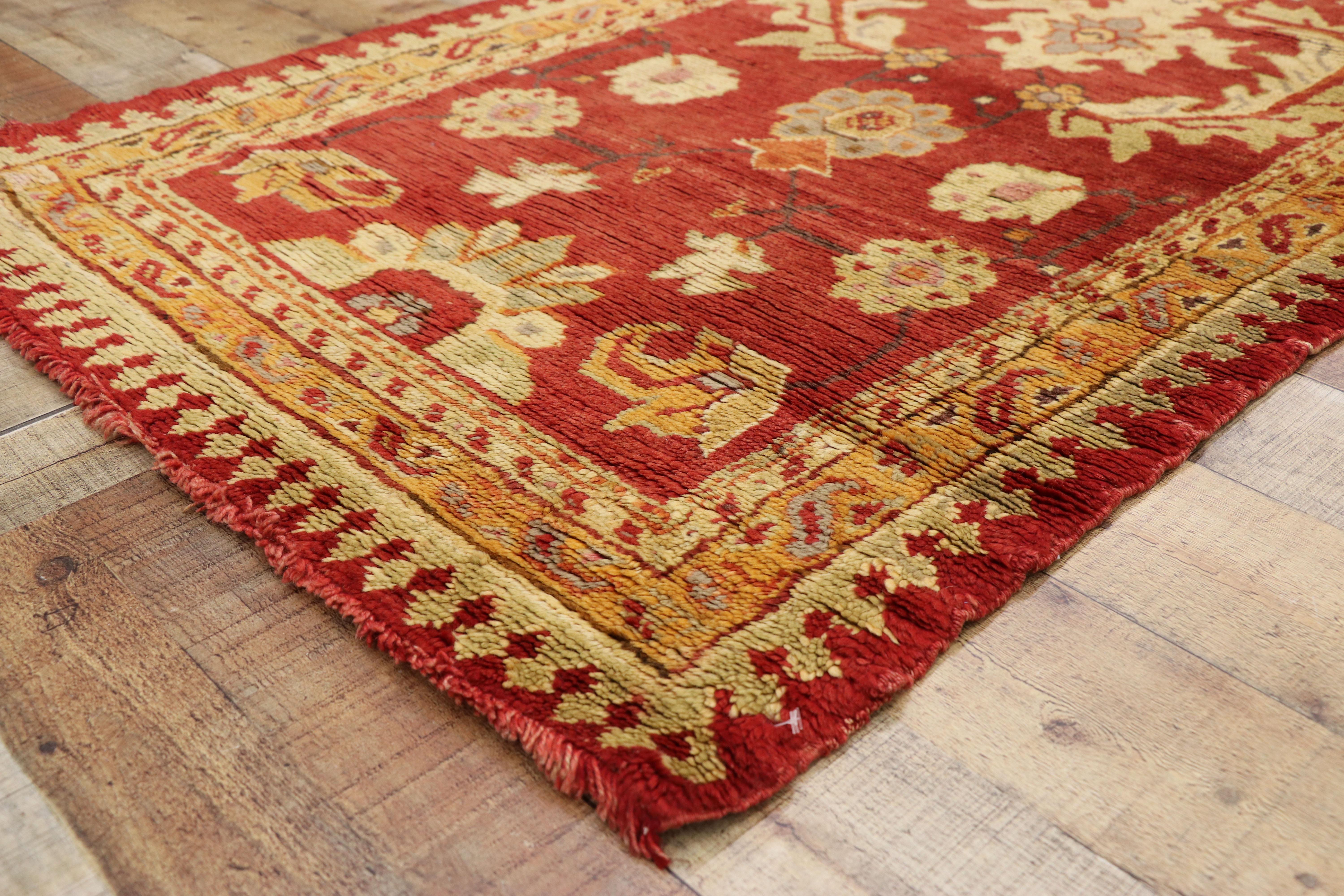 20ième siècle Tapis de couloir vintage turc Oushak avec maison de manoir anglaise de style Tudor en vente