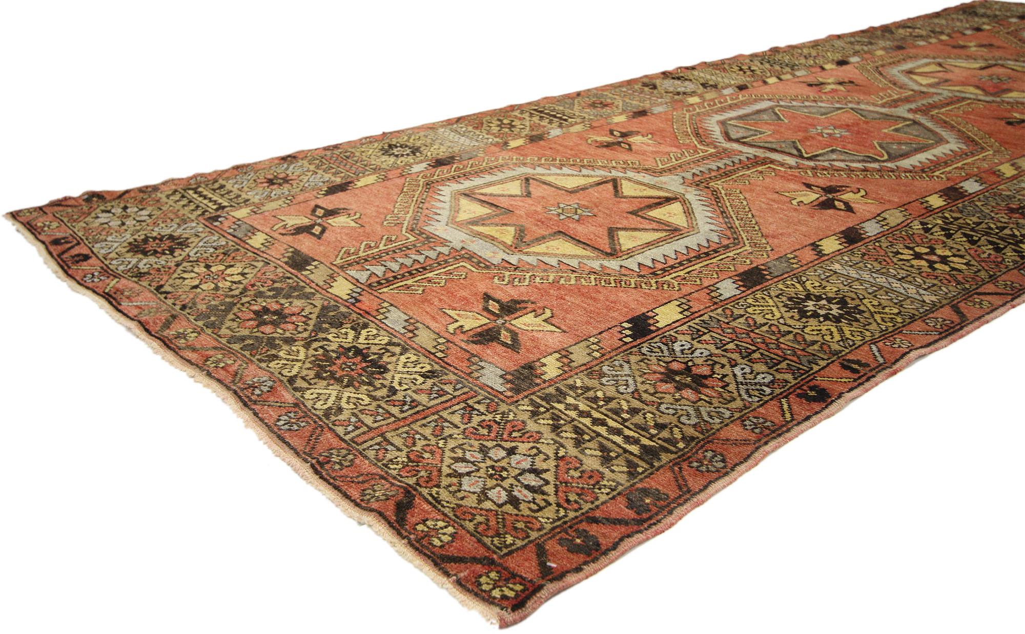 73874 Alfombra Turca Oushak Vintage, 05'00 x 12'07. Llamativa oda a la geometría anatolia y al simbolismo celestial, esta alfombra turca Oushak vintage irradia una majestuosidad audaz y atemporal. Tejido a mano con lana, su campo está adornado con