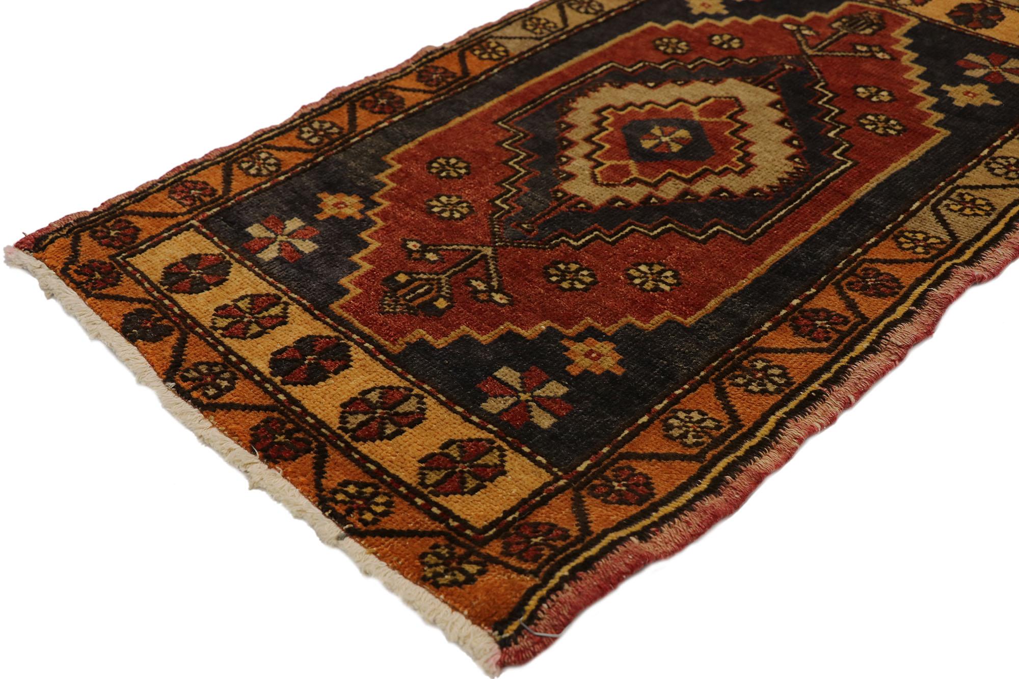 50935 Türkischer Yastik-Teppich Vintage, 01'07 x 02'08. Dieser handgeknüpfte türkische Oushak-Teppich aus Wolle strahlt ein tiefes Gefühl von Geschichte und Kunstfertigkeit aus und ist damit ein fesselndes Herzstück für jeden Raum. Der Teppich