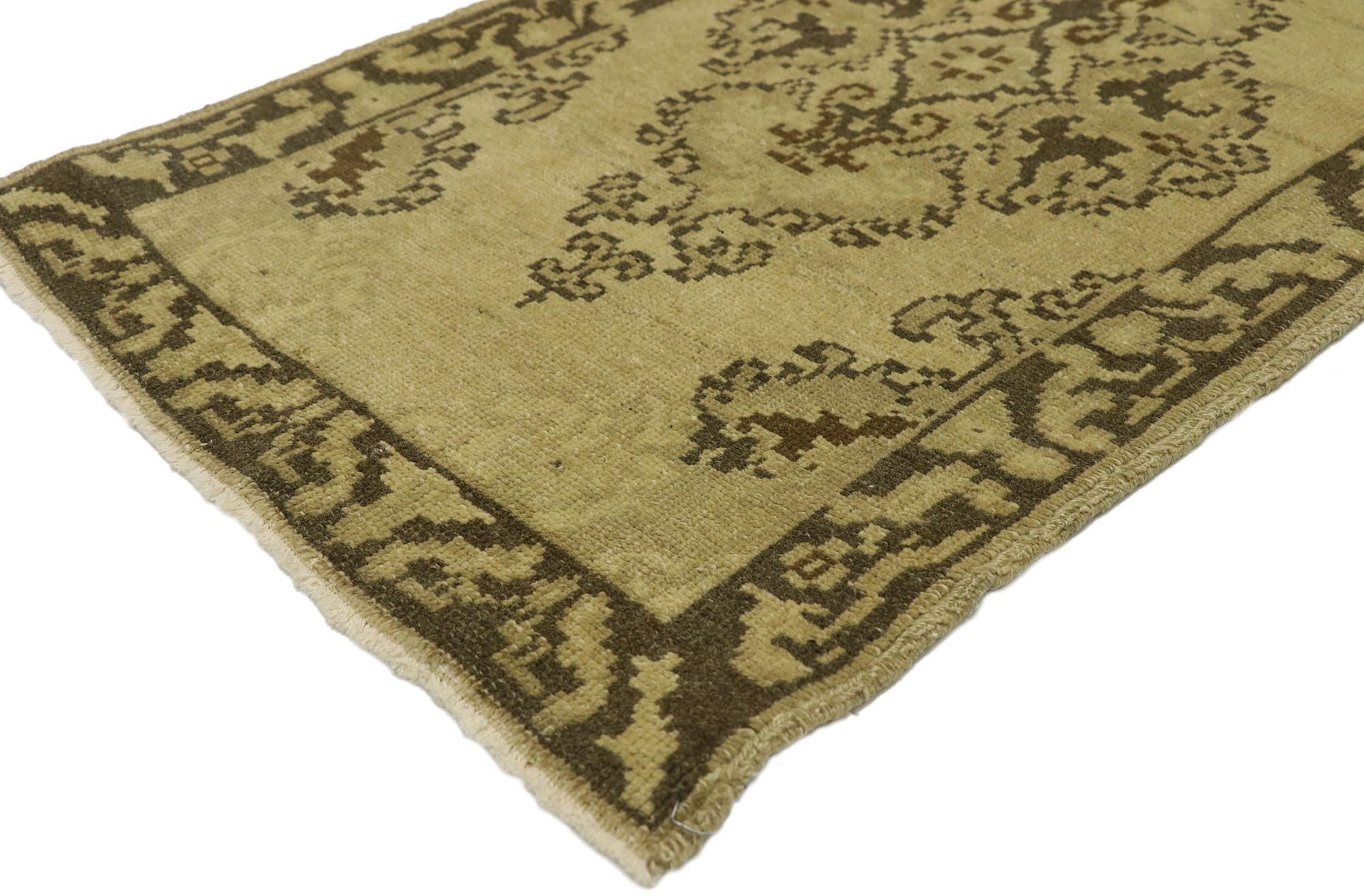 50938 Tapis vintage turc Yastik, 01'09 x 03'03. Embrassez le charme intemporel de ce tapis Yastik turc vintage en laine nouée à la main. Cette pièce exquise témoigne de la maîtrise des artisans turcs et présente un design complexe qui allie