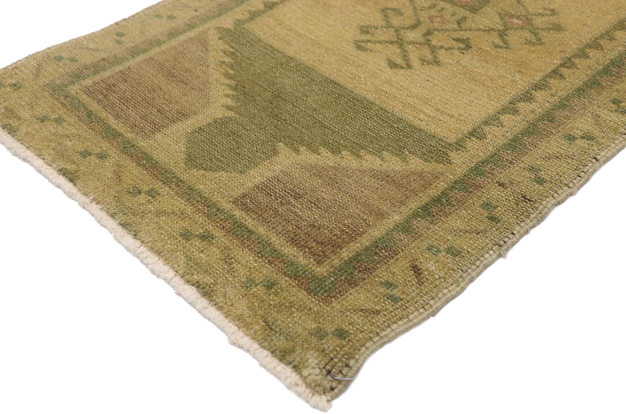 50974 Vintage Turkish Yastik Rug, 01'07 x 02'10. Treten Sie mit diesem handgeknüpften türkischen Yastik-Teppich aus Wolle in eine Welt heiterer Eleganz ein. Dieses exquisite Stück strahlt durch seine weichen, erdigen Töne und sein modernes Design