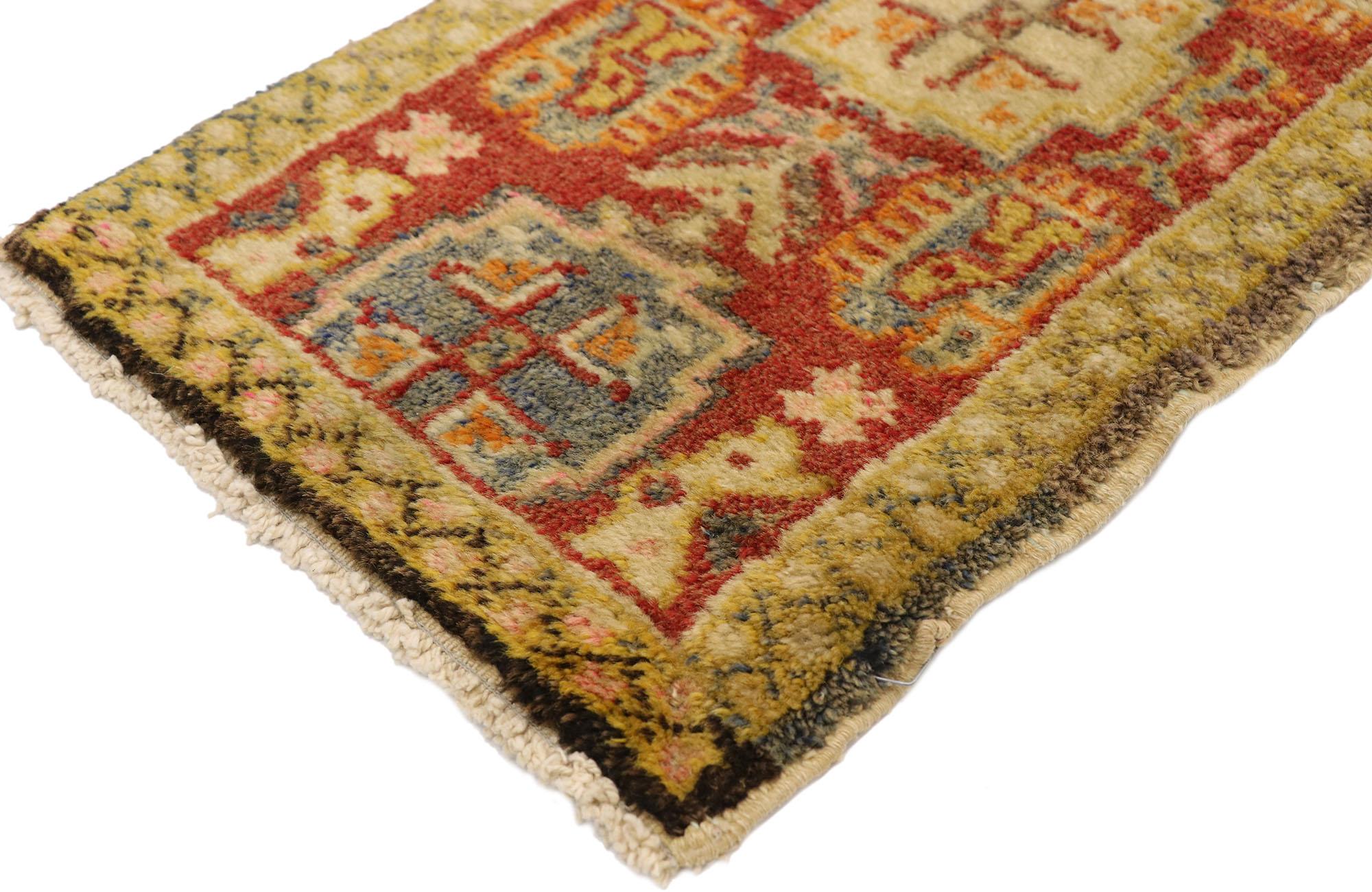 50979 Vintage Turkish Yastik Rug, 01'02 X 02'11. Treten Sie ein in die Welt des zeitlosen Charmes mit diesem handgeknüpften türkischen Yastik-Teppich aus Wolle, der ein wahres Zeugnis für die exquisite Handwerkskunst türkischer Kunsthandwerker ist.