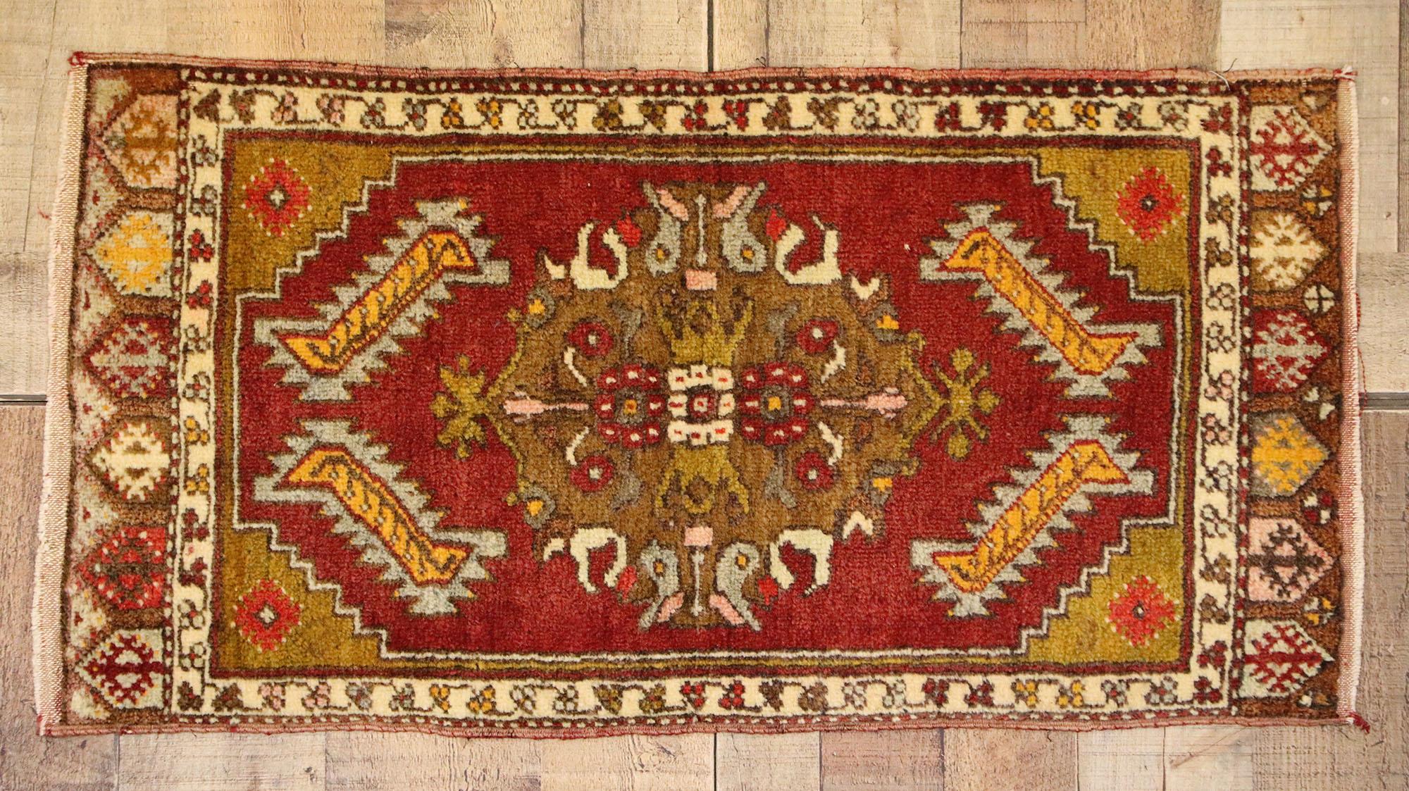 51834 Tappeto Vintage Yastik, 01'05 x 02'09. Questo tappeto vintage turco Yastik in lana annodato a mano è un'accattivante dimostrazione di maestria tradizionale, che riunisce colori vivaci e motivi intricati che incarnano la ricca eredità della