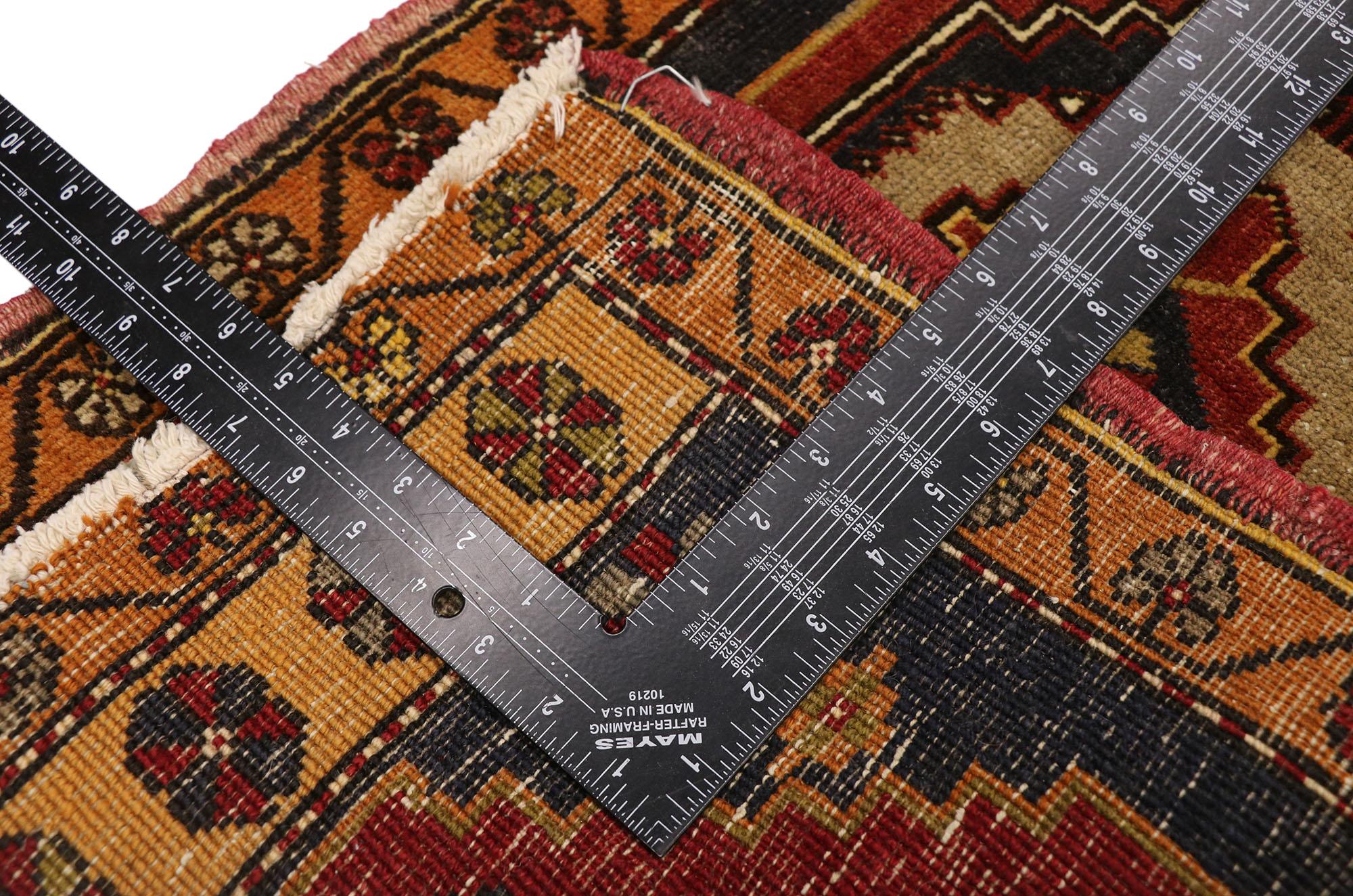 Türkischer Oushak-Teppich im Vintage-Look, Timeless Appeal trifft auf stilvolle Langlebigkeit (20. Jahrhundert) im Angebot