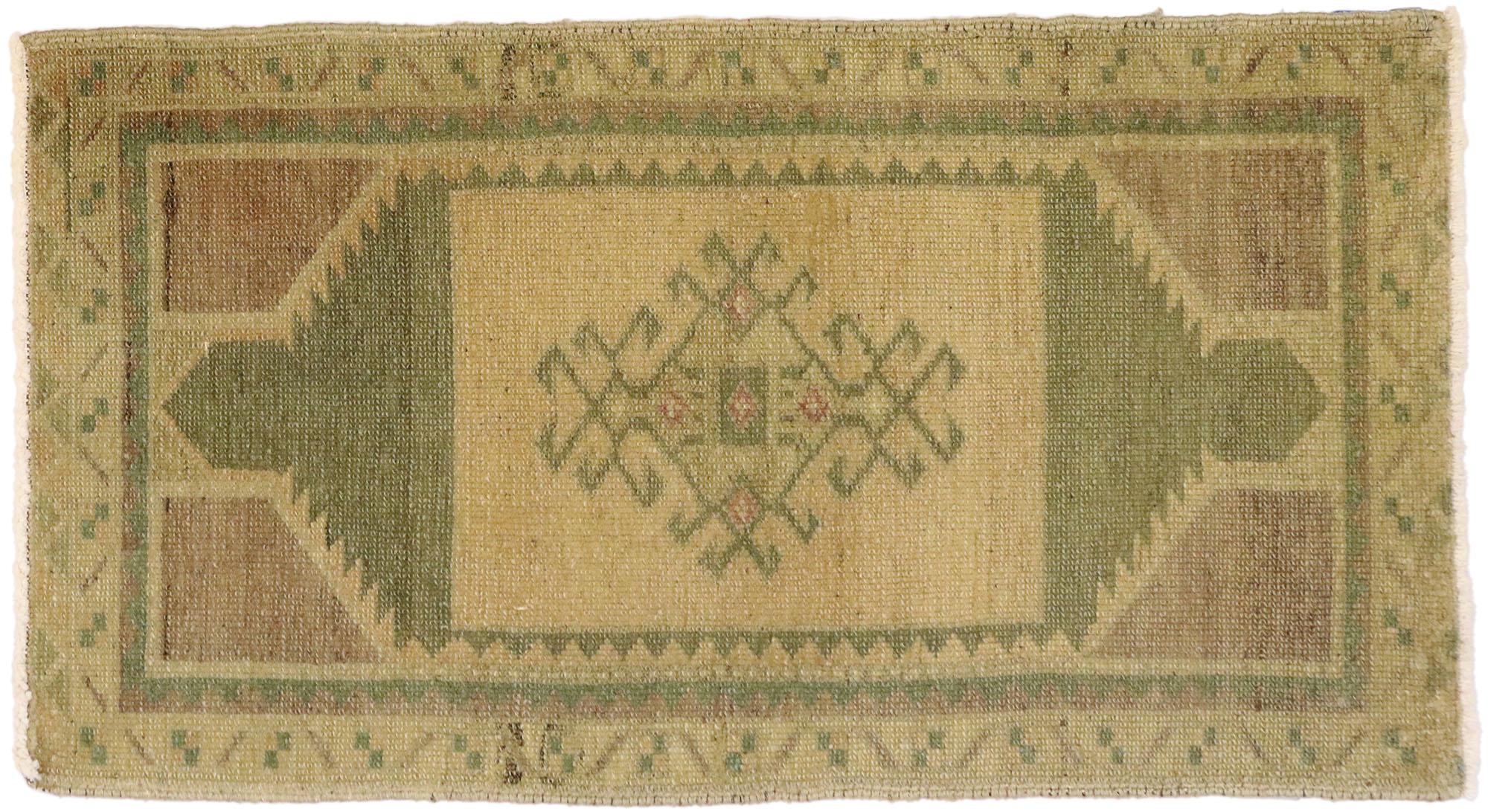 Türkischer Oushak-Teppich im Vintage-Look, Timeless Appeal trifft auf stilvolle Langlebigkeit (Wolle) im Angebot