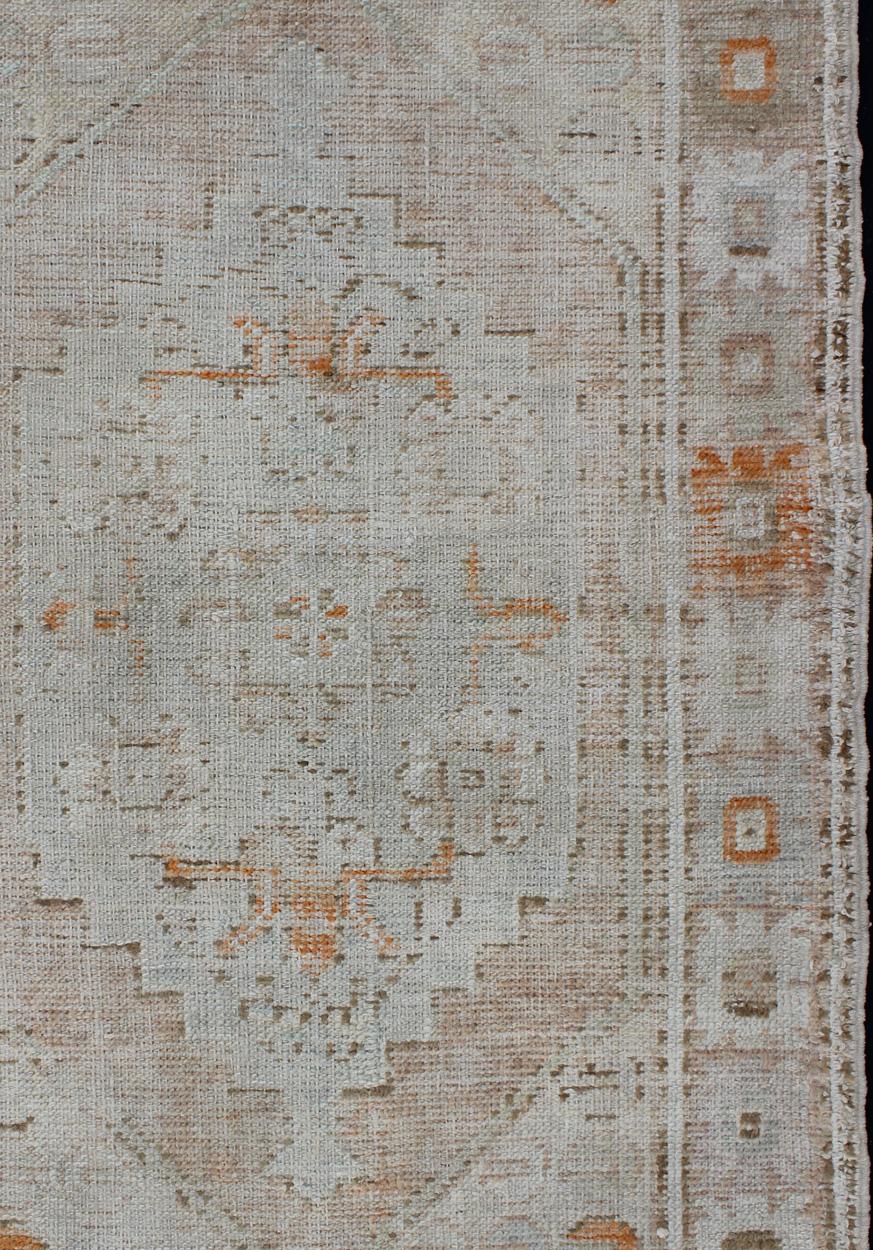 Vintage Turkish Oushak carpet with beautiful floral motifs in tan, camel and orange, Keivan Woven Arts / rug EN-176586, country of origin / type: Turkey / Oushak, circa mid-20th century.

This mid-century vintage Oushak carpet features an