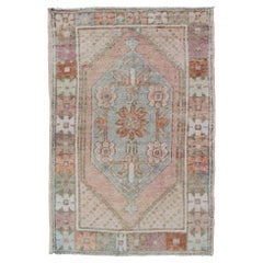 Tapis turc vintage Oushak avec de beaux motifs floraux en brun clair, camel et orange