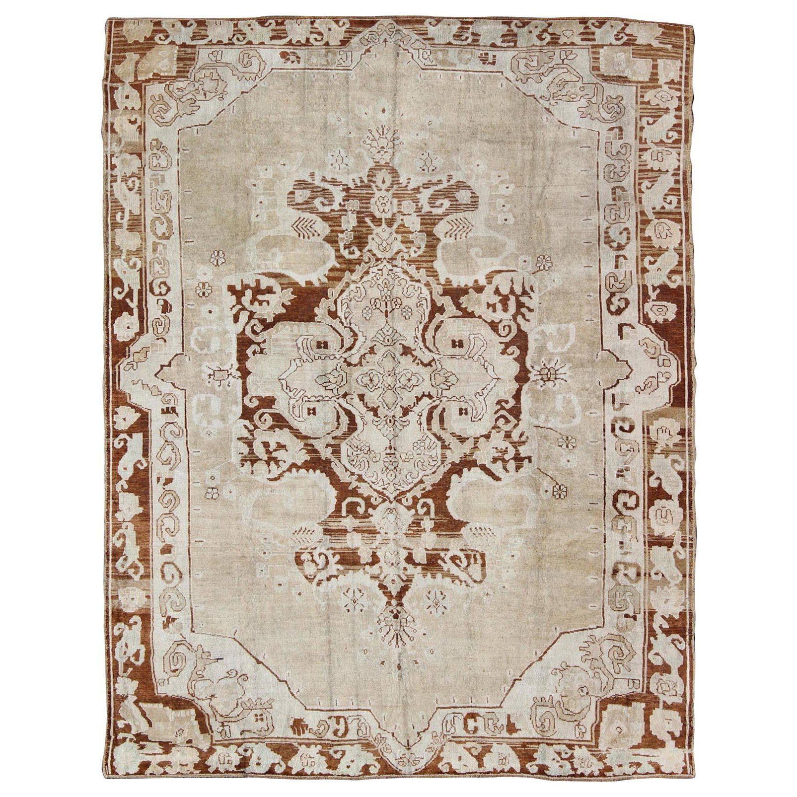 Alfombra Turca Oushak Vintage con Medallón en Colores Siena, Moca y Hueso