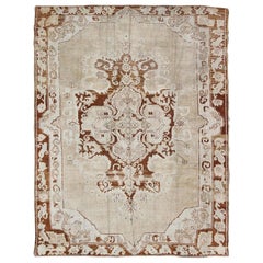 Alfombra Turca Oushak Vintage con Medallón en Colores Siena, Moca y Hueso