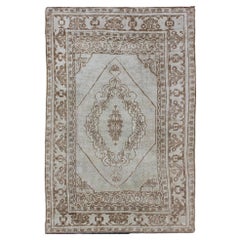 Tapis turc vintage Oushak avec motif de médaillon à fleurs dans des tons neutres