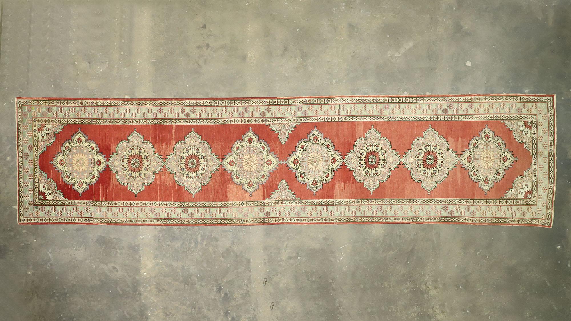 Tapis de couloir vintage turc Oushak extra long avec style Tudor moderne en vente 1