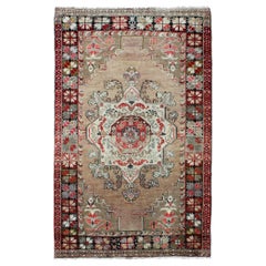 Medaglione floreale turco vintage in cammello, nero, rosso, grigio e tan.