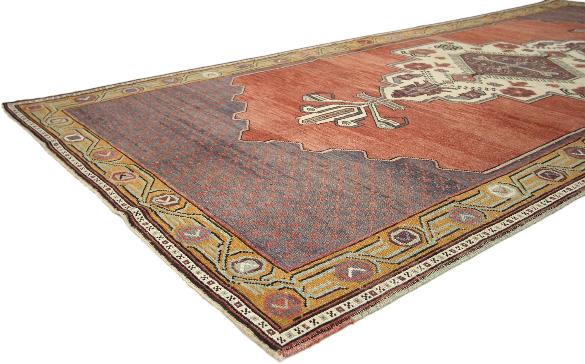 51363 Alfombra Turca Oushak Vintage, 05'02 x 11'04. Esta alfombra turca Oushak vintage de lana anudada a mano cautiva con su exquisita mezcla de diseño tradicional y colorido vibrante y expresivo. El llamativo campo rojo de la alfombra Oushak sirve
