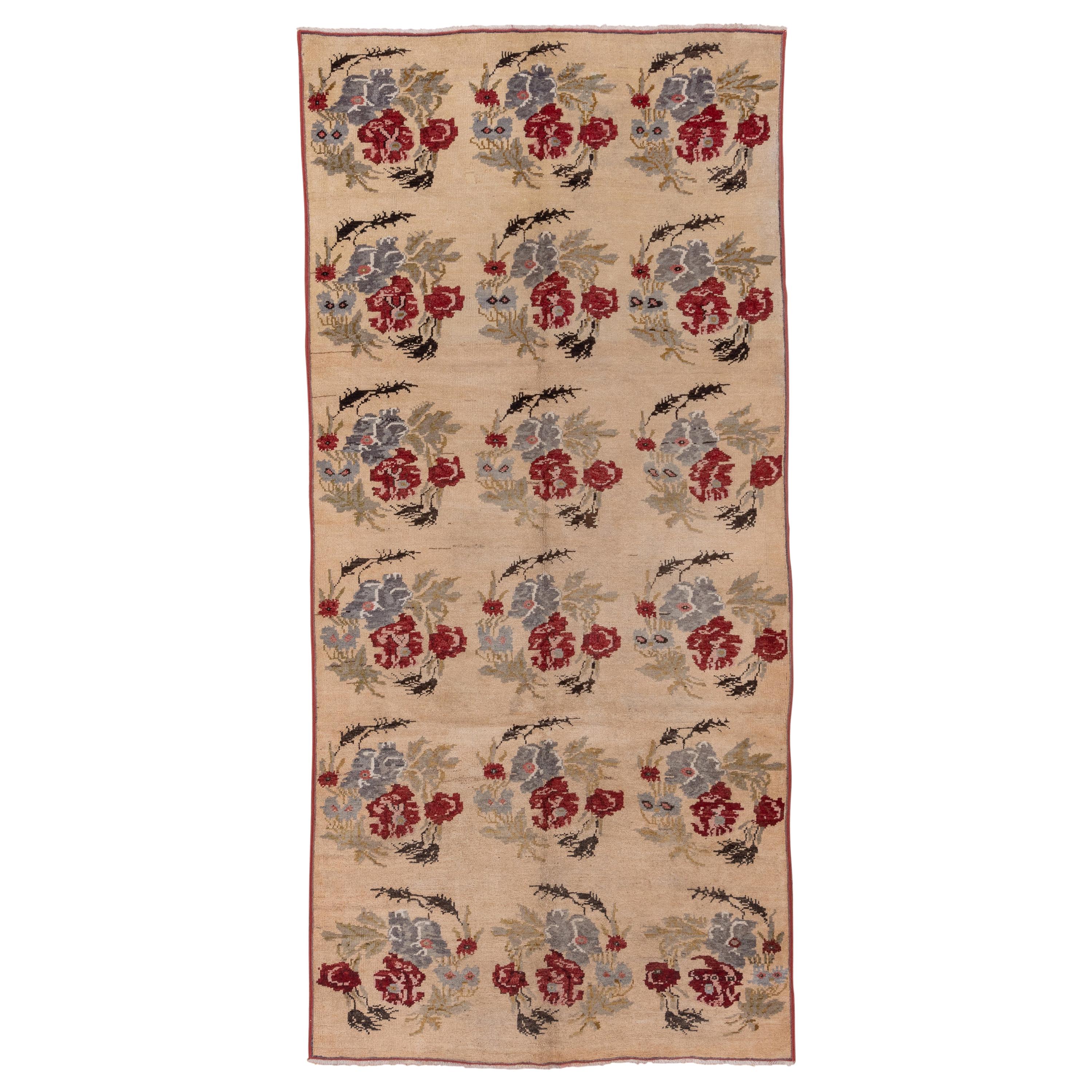 Vieux tapis de galerie turc Oushak:: motif floral