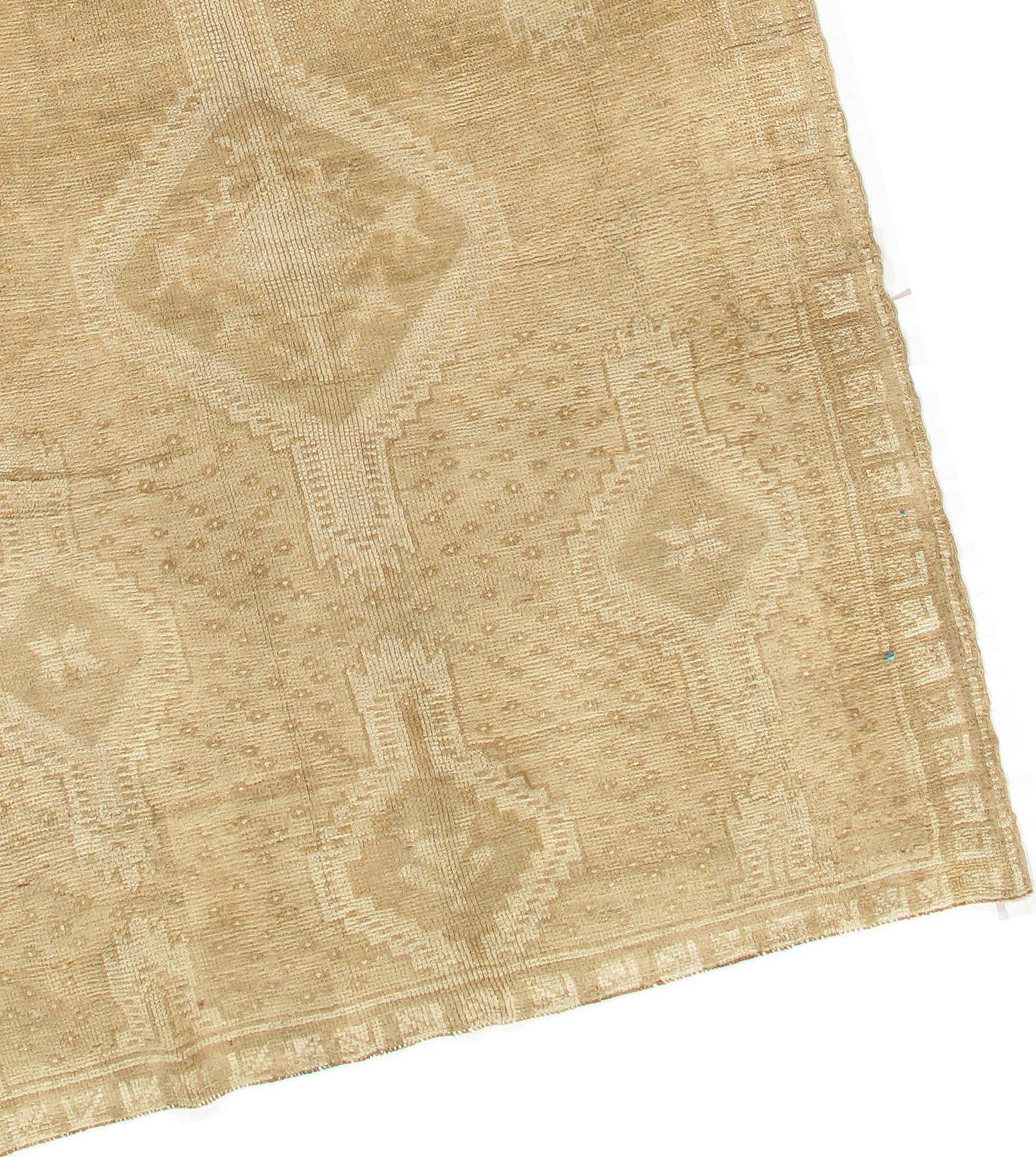 Vieux tapis turc Oushak Gallery. Vintage circa 1950's Caractère, tradition, motif et palette convergent dans ce magnifique tapis turc Oushak vintage noué à la main aux couleurs douces. Le tapis a subi un lavage doux pour atténuer les couleurs.
